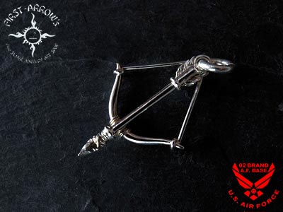 ポイント2倍!!ファーストアローズ FIRST ARROWSボウ&ファーストアロー ペンダントヘッド (Sサイズ) ※送料無料 代引き手数料無料 アメカジ バイカー シルバー950 ハンドメイド インディアン ネイティブ ペンダントトップ 通販 動画 p-223