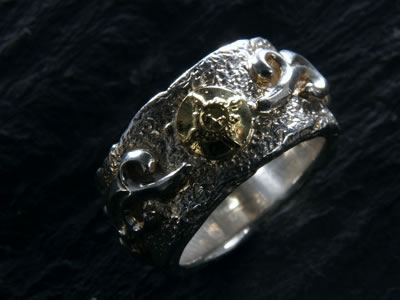 ●FIRST ARROW's(ファーストアローズ)の商品一覧はコチラ！！ ●当店のトップページはコチラから！！ 　●商品説明 ファーストアローズの作品は、見えない部分・細かい部分まで丹念にに仕上げられていて、このこだわりが大胆かつ繊細というFIRST ARROW'S 独特の個性を生み出しています。太陽は生命体にとっての「起」であり「すべて」である(太陽神)エネルギー・パワーの象徴です。全て熟練の職人によるハンドメイド制で、手にした瞬間「分かる」ものがありますよ♪ そんなFIRST ARROW'S(ファーストアローズ)から新作モデルのご紹介です！ 熟練された職人による完全ハンドメイドのシルバージュエリーです！ 繊細な彫りや上品なフォルム、1つ1つのコダワリが大胆かつ繊細という独特の個性を生みだします！ また上質なシルバーは長持ちするだけでなく、経年劣化による世界に一つだけの味も特徴です！ ●【デザインメッセージ】 コチラをご参考下さい。 ●【サイズ・素材】 上記サイズ表を参考に。 ●【納期】 コチラの商品はご注文いただいてからの作成→発送となる場合が御座います。1日-30日ほどお時間をいただく場合が御座いますのでご了承くださいませ。 ⇒専用ポーチと永久保証書(ギャランティーカード)が付属します。 ⇒お手入れケア用品、ケースBOXはコチラ ★豪華特典が必ずもらえる！？(※詳しくはクリック!!) 　●ご注文前にご確認下さい。 ※高額注文の場合、お支払方法を「銀行振り込み」「クレジットカード決済」にご変更いただく場合がございます。 ※コチラの商品はご注文いただいてからの作成→発送となる場合がございます。1日-30日ほどお時間をいただく場合がございますのでご了承くださいませ。 ※お使いのモニターによって若干、色味が変化して見えますのでご注意下さい。 ※ハンドメイドのため、商品には個体差がございます。また天然石などの模様にも個体差がございます。 ※サイズにつきましては同じ商品でも若干の誤差がございますので、ご了承くださいませ。 ※ご注文の際にお客様に本人確認（電話確認等）をお願いする場合もございます。 ※お客様と異なる名義のクレジットカードはご利用できません。 　●オススメ情報【ファーストアローズ　FIRST ARROWS】K18付 浮きカラ草彫りベアロックリング(L) ▼サイズ▼※単位/cm 指周り 幅 - - - 【FREE】 下記表を参考に 1.2 - - - クオリティー ブリタニアシルバー950 18金 ▼※注意点※▼ ※高額注文の場合、お支払方法を「銀行振り込み」「クレジットカード決済」にご変更いただく場合がございます。 ※コチラの商品はご注文いただいてからの作成→発送となる場合がございます。1日-30日ほどお時間をいただく場合がございますのでご了承くださいませ。 ※お使いのモニターによって若干、色味が変化して見えますのでご注意下さい。 ※サイズにつきましては同じ商品でも若干の誤差がございますので、ご了承くださいませ。 ▲ファーストアローズの知っておきたい情報が満載！！