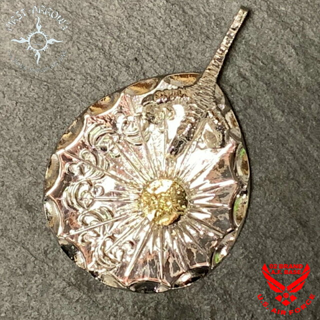 ●FIRST ARROW'S(ファーストアローズ)の商品一覧はコチラ！！ ●当店のトップページはコチラから！！ 　●商品説明 ●商品名 ファーストアローズ K18付 サン&アラベスク浮き彫りグラブメタル 45Φサイズ ペンダントトップ p-740 ●キーワード 送料無料 代引き手数料無料 アメカジ バイカー ネイティブ インディアン 手彫り ジュエリー アクセサリー ペンダントヘッド ネックレス シルバー950 SV950 necklace jewelry Accessories 通販 動画 ファーストアローズの作品は、見えない部分・細かい部分まで丹念にに仕上げられていて、このこだわりが大胆かつ繊細というFIRST ARROW'S 独特の個性を生み出しています。太陽は生命体にとっての「起」であり「すべて」である(太陽神)エネルギー・パワーの象徴です。全て熟練の職人によるハンドメイド制で、手にした瞬間「分かる」ものがありますよ♪ そんなFIRST ARROW'S(ファーストアローズ)から2021年新作モデルのご紹介です！ 熟練された職人による完全ハンドメイド！ 繊細な彫りや上品なフォルムが独特の個性を生みだします！ また上質なシルバーは長持ちするだけでなく、経年劣化による世界に一つだけの味も特徴！ ●【デザインメッセージ】 コチラをご参考下さい。 ●【サイズ・素材】 上記サイズ表を参考に。 ●【納期】 コチラの商品はご注文いただいてからの作成→発送となる場合が御座います。 1ヵ月前後ほどお時間をいただく場合が御座いますのでご了承くださいませ。 ⇒専用ポーチと永久保証書(ギャランティーカード)が付属します。 ※チェーンは別売りなので、当店のチェーンをお求めください。 ⇒お手入れケア用品、ケースBOXはコチラ ★豪華特典が必ずもらえる！？(※詳しくはクリック!!) 　●ご注文前にご確認下さい。 ※高額注文の場合、お支払方法を「前払い」「銀行振り込み」「クレジットカード決済」にご変更いただく場合がございます。 ※コチラの商品はご注文いただいてからの作成→発送となる場合がございます。 1ヵ月前後ほどお時間をいただく場合がございますのでご了承くださいませ。 ※お使いのモニターによって若干、色味が変化して見えますのでご注意下さい。 ※ハンドメイドのため、商品には個体差がございます。また天然石などの模様にも個体差がございます。 ※サイズにつきましては同じ商品でも若干の誤差がございますので、ご了承くださいませ。 　●オススメ情報ファーストアローズ K18付 サン&アラベスク浮き彫りグラブメタル 45Φサイズ ペンダントトップ p-740 FIRST ARROW'S(ファーストアローズ)から2021年新作モデルのご紹介です！ 熟練された職人による完全ハンドメイドのシルバージュエリーです！ 繊細な彫りや上品なフォルム、1つ1つのコダワリが大胆かつ繊細という独特の個性を生みだします！ また上質なシルバーは長持ちするだけでなく、経年劣化による世界に一つだけの味も特徴です！ ※単位/cm 縦 横 厚さ 重さ 【FREE】 約5.6 約3.9 最大約- 約-g 材質/生産国 18金/K18 ブリタニアシルバー950/SV950 日本製 Made In Japan 注意点 ・サイズには個体差がございます。(→測り方はコチラ) ・ケース、ケア用品など(→詳しくはコチラ) ・チェーンは別売りなので、当店のチェーンをお求めください。 ※高額注文の場合、お支払方法を「前払い」「銀行振り込み」「クレジットカード決済」にご変更いただく場合がございます。 ※コチラの商品はご注文いただいてからの作成→発送となる場合がございます。 1ヶ月前後ほどお時間をいただく場合がございますのでご了承くださいませ。 ※お使いのモニターによって若干、色味が変化して見えますのでご注意下さい。 ※ハンドメイドのため、商品には個体差がございます。また天然石などの模様にも個体差がございます。 ※サイズにつきましては同じ商品でも若干の誤差がございますので、ご了承くださいませ。 ▲ファーストアローズの知っておきたい情報が満載！！