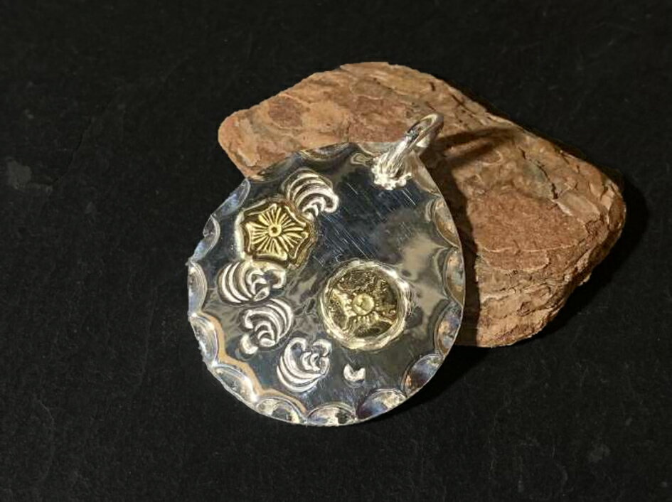 ポイント2倍!!ファーストアローズ K18メタル＋K18インディアンフラワー付カラ草彫りタタキメタル 35φサイズ ペンダントトップ FIRST ARROWS p-758