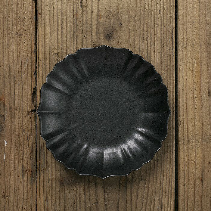 乐天商城 - 【 稜花 丸皿 18cm 】【 墨 】 黒い器 ブラック サークルプレート 丸いお皿 和食器 和食 副菜 銘々皿 取皿 おやつ皿 お茶請け皿 まめ皿 和カフェ カフェ食器 シンプル 開店準備 食洗機対応 電子レンジ対応