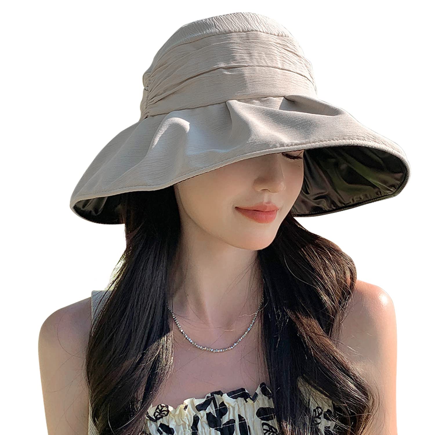 商品情報商品の説明主な仕様 【UVカット・UPF50 +】このレディース帽子のつば広いで、お顔がもちろん、首の後ろと耳を日焼けから守ります。紫外線を遮蔽でき、保護指数UPF50+こともあり、熱中症予防にも役立ちます。つばの裏面にコーティング施すことで、頭皮の蒸れ感や夏の暑さを軽減し、さらり日差しの照り返しによる眩しさ防止にもなります。日差しのきつい季節に欠かせない帽子です。br【上品な素材採用】上品なポリエステル繊維素材を採用され、通気性と吸汗に優れています。耐久性もバッチリ、長時間の着用しても頭への負担になりません。更に、抗菌防臭加工を施したスベリを使用し、細菌の増殖を抑え臭いの発生を抑制します。br【かわいいデザイン・小顔効果】頭の形が綺麗に見えるようシルエットにこだわって作られています。帽子の後ろには大きなリボンがついていて、可愛らしさをプラスしてくれます。日焼け防止の一方で、帽子が驚きの小顔効果を発揮しています。頭に被るだけで、視覚的に小顔に見え、急なお出かけ時のスッピン隠しにも最適！br【あご紐とソフトワイヤー入り】帽子の周りにはソフトワイヤーを加えて、ご自分の好みとスタイルに合わせて折り曲げ可能です。取り外し可能なあご紐が付き、あご紐の両端のホックを内側にあるループに引っ掛けるだけ、簡単に使用可能です。風が強い日や自転車にのる時にサイズ合わせて調整すれば風に吹き飛ぶ心配がない！風がない時、取り外すことができるから邪魔になることはありません。br【アウトドアシーンに大活躍】シワになりにくい素材を使用し、丸く畳んでカバンに収納して空間が取らなく、持ち運びに便利です。日常通学通勤はもちろん、運動会、山登り、遊園地、ガーデニング、ピクニック、遠足、旅行、散歩、海水浴、ウォーキング、トレッキング様々な場合に最適なUVカットハットです。