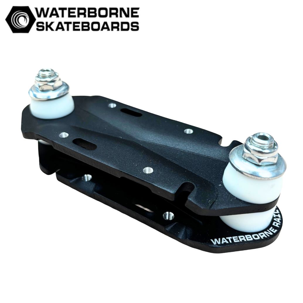 セット内容：・レールアダプタ（テール側のアダプター） ・取り付け金具 ・ステッカーWATERBORNE RAIL ADAPTER日本正規輸入代理商品ウォーターボーン 　レイル アダプター　単品1台で3パターンが楽しめる！パテント取得の新製品　FINシステムFINシステム付サーフアダプターのレールアダプター（後ろのみ）のセット セット内容： ・レールアダプタ（テール側のアダプター） ・取り付け金具 ・ステッカー FINシステムは™、発売されたばかりのウォーターボーン・サーフアダプターの革新的な特許取得済み新製品です。 サーフアダプターのピボット角度を変更でき、1つのサーフアダプターで、3通りのカーヴィングを楽しむことができます。 ウォーターボーンフィンシステムセットのテール側のアダプター単品のセットになります。