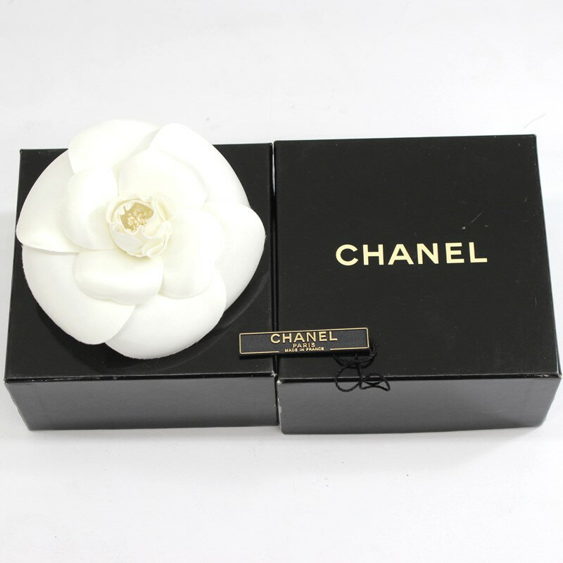 【CHANEL】シャネル カメリア ブローチ 花 アクセサリー ホワイト 箱有【中古】のサムネイル