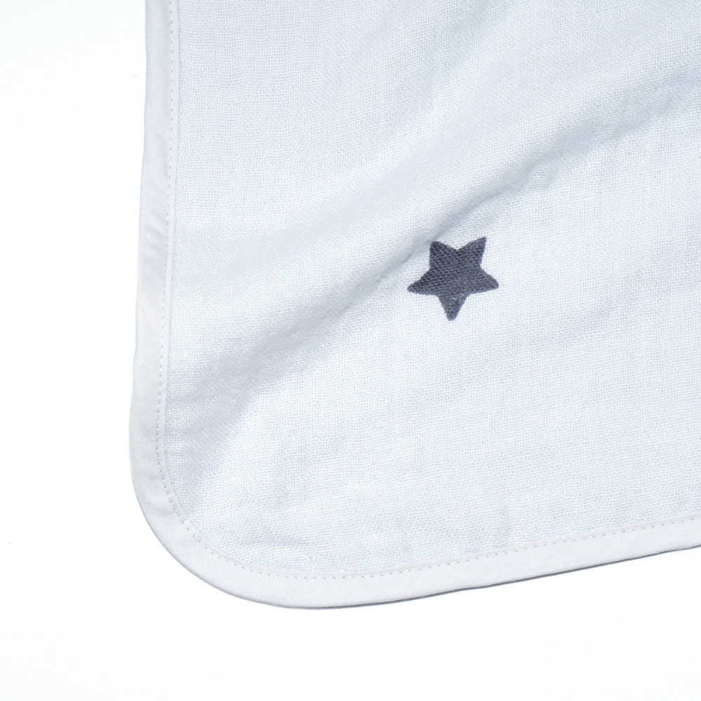 10mois公式ショップ楽天市場店の【10mois 公式】10mois ディモワ アニバーサリータオル パウダーブルー [スワドル 出産祝い ギフト 赤ちゃん ベビー 写真映え バスタオル おくるみ 記念日 記念撮影 誕生日 送料無料]｜アングル3