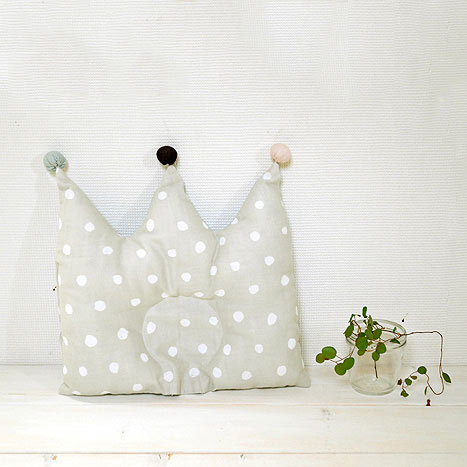 ★全品ポイント5倍！4日20:00〜11日1:59★ 【予約】【10mois 公式】NAOMI ITO ナオミイトウ POCHO 王冠まくら こんぺい [ベビー枕 新生児 赤ちゃん ベビー布団 ベビー寝具 ベビーまくら 出産準備]