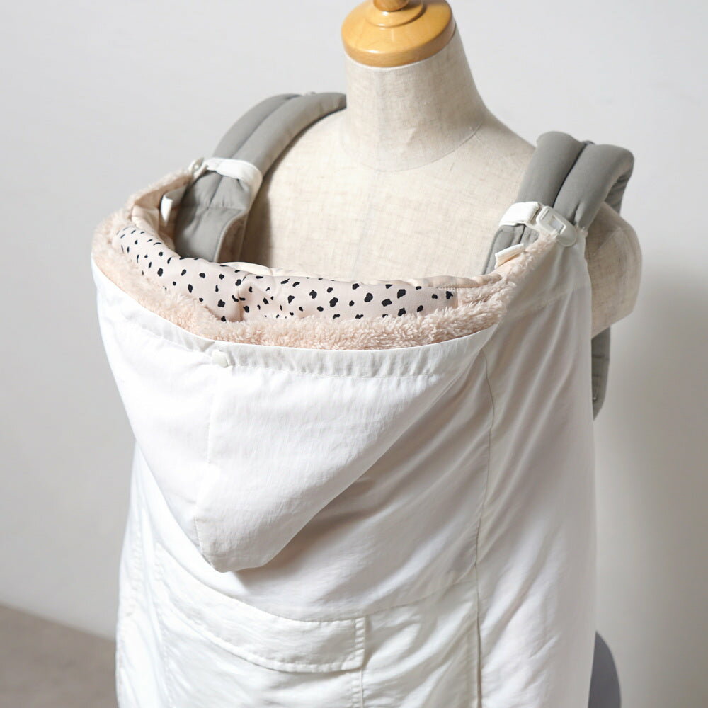 ★P10倍！22日20:00〜27日09:59★ 【公式】ALL SEASON BABY CAPE ホワイト / 10mois[ママケープ ベビーキャリーに装着 防寒 暴風 UV ベビーカーにも 撥水加工 オールシーズン あったか ベビーカー 抱っこ紐 送料無料]