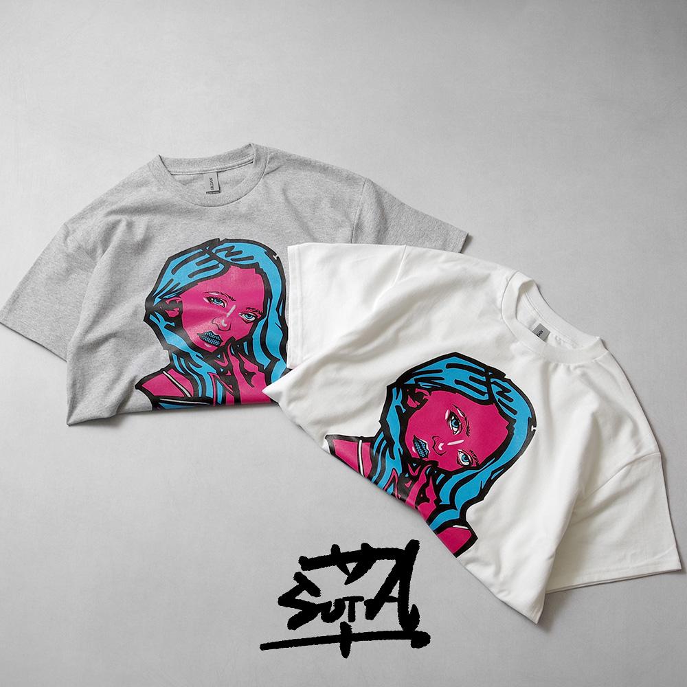 商品詳細 商品名 【SOTA-COMICHEAD ソウタコミックヘッド】ART PRINT S/S Tee "shark" アートプリント半袖Teeシャツ シャーク 商品説明 1990年、大阪箕面出身のライブペインティング、壁画制作を中心とした活動をするアーティストのSOTA-COMICHEAD。主に人物画を得意としリアルな表現、立体的描写を追求した作風が評判を呼び、多くのイベントに出演。ライブペインティングを多数経験することにより徐々に即興性の高い描法へと移行。現在は老舗クラブでのイベントや音楽フェス、有名企業からのオファーも多く、幅広いアーティスト活動を行っています。またミュージシャンという面も持ち合わせており、多面性のある活動も行っています。 こちらは個性的でワンアンドオンリーの作品をプリントしたTeeシャツになります。 LIME ON DISHのみのエクスクルーシブアイテムになります。 幅広いアート活動でファンを増やしているSOTA-COMICHEADの作品をアーティストとの直接のやり取りで実現したLIME ON DISHのみでの展開となる商品です。アートを感じさせるデザインをTeeシャツというキャンバスを通して身近に感じていただければと思います。 サイズS M L XL カラーASH GRAY WHITE 素材コットン100％ サイズ詳細 S M L XL 身幅 46cm 51cm 56cm 60cm 着丈 67cm 69cm 72cm 75cm 肩幅 45cm 49cm 53cm 57cm 袖丈 8cm 9cm 11cm 12cm 採寸について 当店で表示している採寸は、各アイテム／サイズごとに一点を抜き出して採寸しています。服を強く伸ばさずに、出したままの状態で計測しております。生地の種類や商品の状態によって、誤差が生じる場合があります。予めご了承ください。【SOTA-COMICHEAD ソウタコミックヘッド】ART PRINT S/S Tee "shark" アートプリント半袖Teeシャツ シャーク 1990年、大阪箕面出身のライブペインティング、壁画制作を中心とした活動をするアーティストのSOTA-COMICHEAD。主に人物画を得意としリアルな表現、立体的描写を追求した作風が評判を呼び、多くのイベントに出演。ライブペインティングを多数経験することにより徐々に即興性の高い描法へと移行。現在は老舗クラブでのイベントや音楽フェス、有名企業からのオファーも多く、幅広いアーティスト活動を行っています。またミュージシャンという面も持ち合わせており、多面性のある活動も行っています。 こちらは個性的でワンアンドオンリーの作品をプリントしたTeeシャツになります。 LIME ON DISHのみのエクスクルーシブアイテムになります。 幅広いアート活動でファンを増やしているSOTA-COMICHEADの作品をアーティストとの直接のやり取りで実現したLIME ON DISHのみでの展開となる商品です。アートを感じさせるデザインをTeeシャツというキャンバスを通して身近に感じていただければと思います。 サイズ詳細 S M L XL 身幅 46cm 51cm 56cm 60cm 着丈 67cm 69cm 72cm 75cm 肩幅 45cm 49cm 53cm 57cm 袖丈 8cm 9cm 11cm 12cm 採寸について 当店で表示している採寸は、各アイテム／サイズごとに一点を抜き出して採寸しています。服を強く伸ばさずに、出したままの状態で計測しております。生地の種類や商品の状態によって、誤差が生じる場合があります。予めご了承ください。 #sotacomichead #ソウタコミックヘッド #アーティスト #ライブペインティング #ポップアート #コミックアート 5