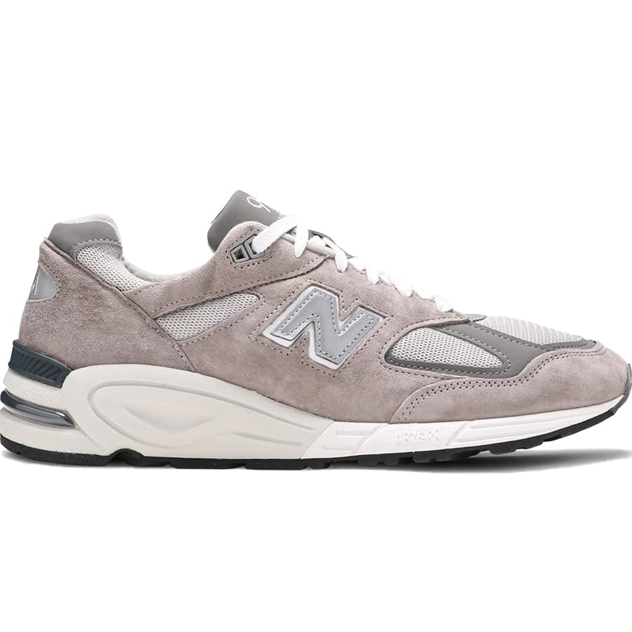 アイテム説明 NEW BALANCE ニューバランス KITH X 990V2 MADE IN USA 'CLASSICS COLLECTION' キス × 990V2 メイド イン USA 'クラシック コレクション' メンズ レディース スニーカー GREY/WHITE M990GR2【限定完売モデル】ファッションブランド兼セレクトショップ「KITH（キス）」とのコラボレーションモデル！ABZORB（アブゾーブ）を初めてビジブル化したミッドソールが搭載されるなど、進化した機能と現代的なデザインアレンジが融合したモデルをベースに、ニューバランスの代表カラーのグレーで仕上げたデザインとなっている。Dワイズ。 ブランドについて New Balance ニューバランス・・・1906年創業のアメリカ・ボストンに身を置く、スポーツシューズメーカー。ウィズ（足囲）でもサイズ選択が可能な「ウィズサイジング」を世界で初めて採用したシューズを発売。以降この「ウィズサイジング」はニューバランスシューズのサイズ選択の基本となっています。同業他社が中国やベトナム等に製造拠点を置いて外部委託を主とする中、アメリカやヨーロッパを製造の中心拠点として展開し続けています。そのため、高価な製品が多いですが、製品クオリティは段違いに高いものです。Nの文字をあしらったデザインが特徴的であり、ラルフローレンが「雲の上を歩いているようだ」と絶賛したことでも有名です。 アイテムサイズ ※参考サイズチャート画像をご確認ください。 アイテム詳細 MADE IN imported ／ 素材： ／ カラー：Grey/White※メーカー参考サイズ、実寸サイズを参考の上でお選びください。 ※PC環境等により、商品ページ上の色と実際の商品の色とは多少違う場合があります。 ・当店取扱商品は、全て正規ブランド取扱店にて買付及び取寄せの100％正規品となります。・万一商品に不備があった場合、100％返金、もしくは交換にてご対応しております。＊シューズ商品の場合、海外輸送によるボックスダメージがある場合がございます。状態によっては代替ボックスにて出荷となります。あらかじめご了承ください。