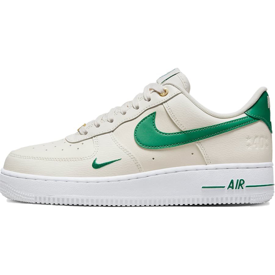 NIKE ナイキ WMNS AIR FORCE 1 039 07 SE 039 40TH ANNIVERSARY - SAIL MALACHITE 039 ウィメンズサイズモデル エア フォース 1 039 07 SE 039 40周年 アニバーサリー セイル マラカイト 039 レディース メンズ スニーカー SAIL/MALACHITE/WHITE/METALLIC GOLD DQ7582-101【限定完売モデル】