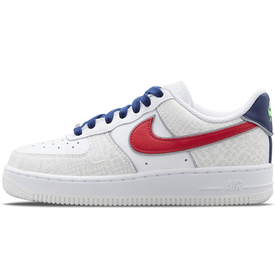 NIKE ナイキ WMNS AIR FORCE 1 '07 LX 'JUST DO IT SNAKESKIN' ウィメンズサイズ モデル エアフォース 1 ’07 LX ロー "ジャスト ドゥ イット スネークスキン" レディース メンズ スニーカー WHITE/UNIVERSITY RED/WHITE DV1493-161