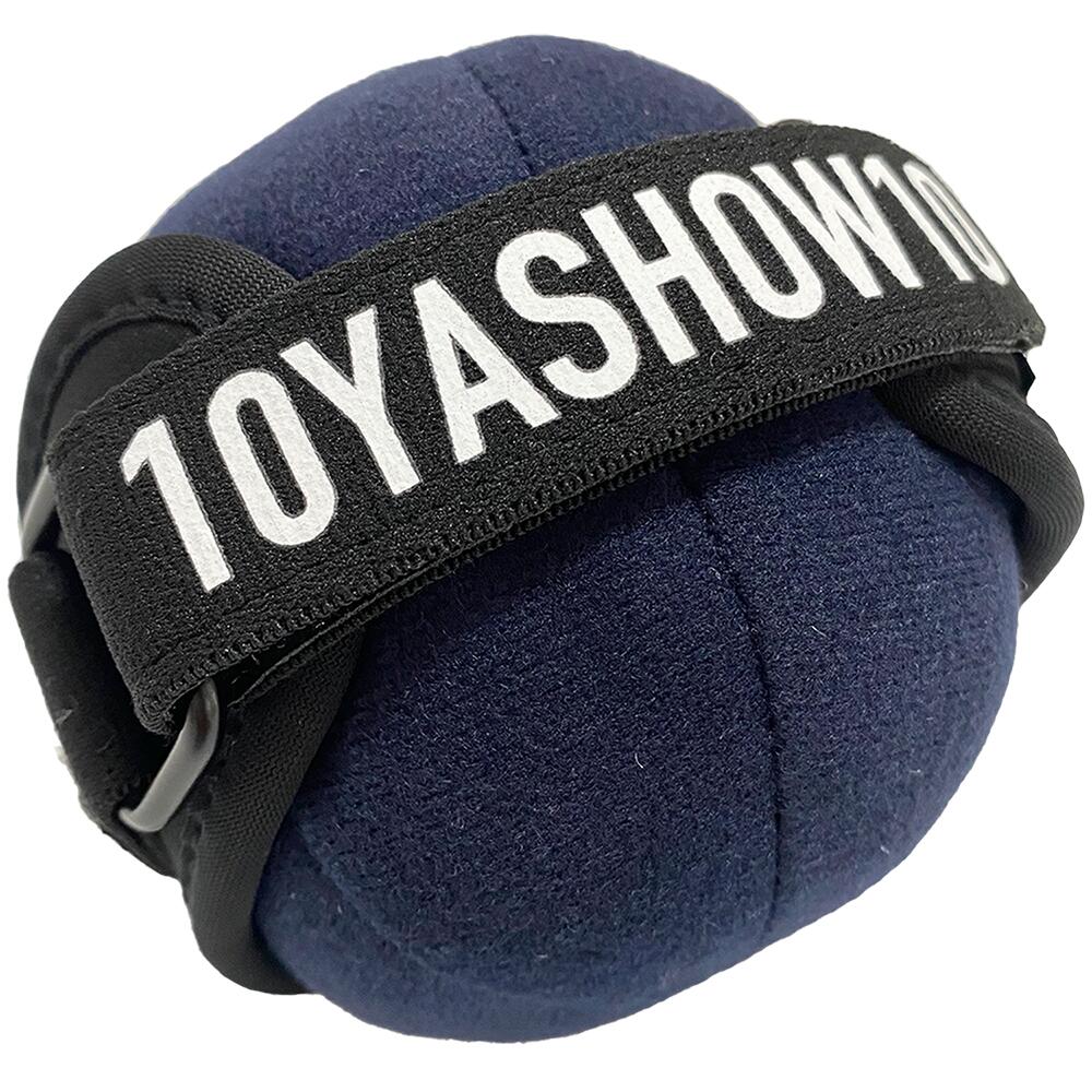 ★MonTball★ MonTballを使用することで、スイング中に必要な上半身・下半身の動きを自然に覚えられます。 基本的な使い方 ボールを両手首に挟む ボールを挟みながらスイングすることで、腕と身体が一体となり、プロのような美しいスイングを習得できます。 左脇に挟む ボールを左脇に挟みながら始動することで、手上げがなくなり、適正な位置にクラブ腕が上がるようになります。 右脇に挟む ボールを右脇に挟むことで、トップまでの身体の捻りや腕の高さが適正になり、切り返し以降も良い軌道でクラブを戻せます。アウトサイドインに悩む方に最適です。 切り返しで左足の付け根に挟む 左太ももと脇腹でボールをギュッと挟むことで、身体の起き上がりが無くなり、軸をキープできます。 切り返しで右足の付け根に挟む 右足で同様に挟むことで、右膝の前出や身体の起き上がりを防ぎ、クラブのシャローな軌道で振り下ろすことが可能です。左右どちらでも行うことで効果が高まります。