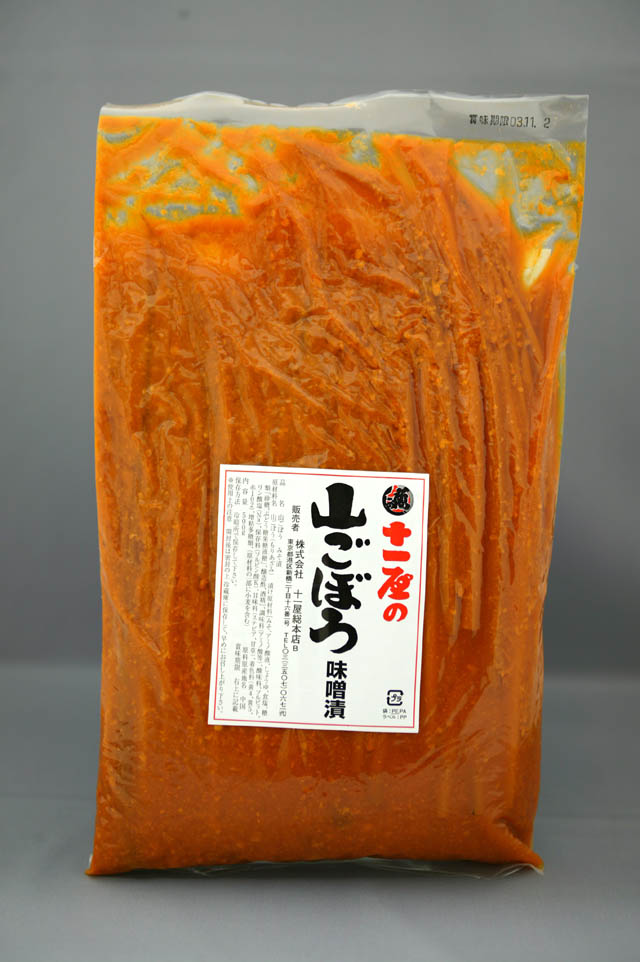 商品名 ： 味噌山牛蒡 内容量 ： 500g 保存方法 ： 常温(開封後は要冷蔵) 賞味期限 ： 30日 原材料名 ： 山牛蒡(もりあざみ)（中国） 漬け原材料 ： [味噌、アミノ酸液、醤油、食塩、糖類(砂糖、ぶどう糖果糖液糖)、醸造酢、酒精]、調味料(アミノ酸等)、酸味料、ソルビット、リン酸塩(Na)、保存料(ソルビン酸K)、甘味料(ステビア、甘草)、着色料(黄4、黄5、赤102)、増粘多糖類 (原材料の一部に小麦を含む)