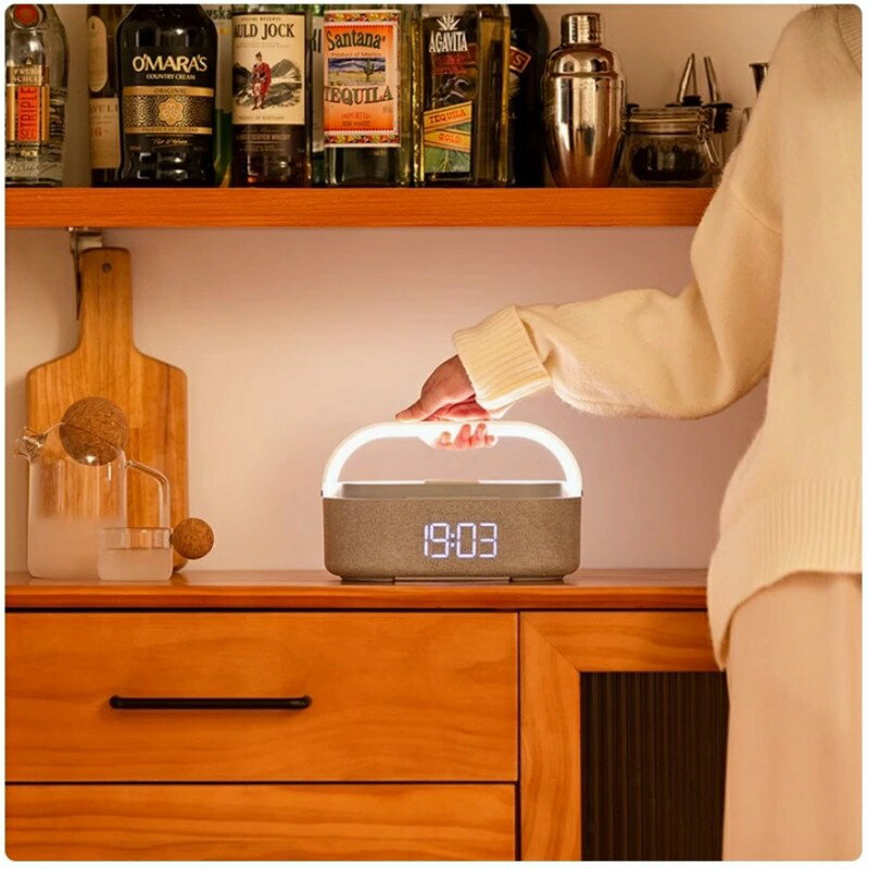 ワイヤレス充電器 Bluetoothスピーカー ワイヤレススピーカー 多機能搭載 目覚まし時計/FMラジオ/ナイ..