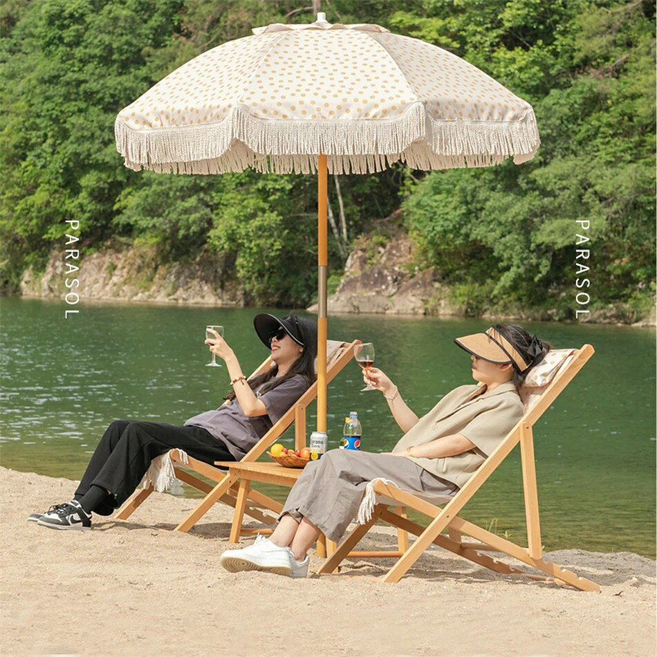 商品情報 洗練されたデザイン 太陽傘のデザインは非常におしゃれで、さまざまな場所で使用するのに適しています。リラックスした時間を十分に楽しむことができます。 質の高い素材 製品の支柱には高品質のブナ材が選ばれ、研磨と防水処理を経て、滑らかで耐久性があり、耐荷重性が強く、頑丈で長持ちします。生地には1200Dの高品質ポリエステル生地が使用され、強くて耐久性があり、紫外線を効果的に防ぎます。 ユーザーフレンドリーデザイン 太陽傘の骨組みにはガラス繊維が使用され、柔軟性があり、弾力があり、風力を強化する一方で、製品の重量を軽減しています。 携帯性 太陽傘は非常に簡単に収納および携帯できます、折りたたんで収納でき、持ち運びが非常に便利です。使用する際は開くだけで使用できます。 幅広い用途 製品はさまざまな場所で使用でき、屋外、庭、バルコニー、ビーチ、キャンプなど、屋外活動に理想的な選択肢です。