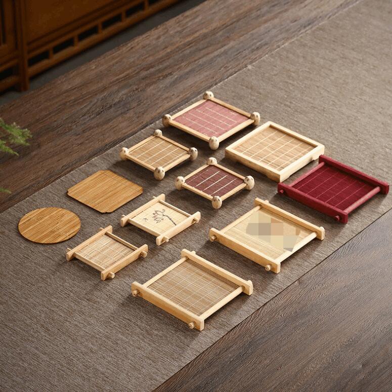 【4枚セット】竹製 しじら編み ミニトレイ ポットスタンド｜四角 カップコースター 茶托 デザートプレート｜ テーブルウェア 隔熱 防水 コースター4個組 商品紹介： 素材: 竹製 【4枚セット】竹製 しじら編み ミニトレイ ポットスタンド｜四角 カップコースター 茶托 デザートプレート｜テーブルウェア 隔熱 防水 コースター4個組 毎日のティータイムを、もっと心地よく、美しく。 そんな願いを叶えるのが、この天然竹製 しじら編みミニトレイ4枚セットです。 伝統的な「しじら編み（井字編み）」技法で丁寧に仕上げられたこのコースターは、単なる隔热マットではなく、和モダンなインテリアを演出するテーブルウェア。 茶の間、ダイニング、カフェ風リビングに置くだけで、空間にナチュラルで落ち着いた風合いをもたらします。 【ご注意ください】 ・商品の色は、撮影時の光や、お客様のモニターの色具合などにより、実際の商品と異なる場合がございます。予めご了承いただけますようお願い申し上げます。 ・商品到着時に万が一破損や不具合がございましたら、大変お手数ではございますが、何卒当店までご連絡くださいませ。誠心誠意対応させていただきますので、よろしくお願い申し上げます。 検索関連キーワード 竹製 コースター しじら編み 4枚セット ミニトレイ 茶托 ポットスタンド カップマット 隔熱 防水 和風 テーブルウェア デザートプレート 和モダンインテリア ナチュラル雑貨 見せる収納 抹茶 お茶請け リビング雑貨 ギフト 母の日 新生活 引っ越し祝いTYPE：01【4枚セット】 TYPE：02【4枚セット】 TYPE：03【4枚セット】 TYPE：04【4枚セット】 TYPE：05【4枚セット】 TYPE：06【4枚セット】 TYPE：07【4枚セット】 TYPE：08【4枚セット】 TYPE：09【4枚セット】 TYPE：10【4枚セット】 TYPE：11【4枚セット】 TYPE：12【4枚セット】 TYPE：13【4枚セット】 TYPE：14【4枚セット】 TYPE：15【4枚セット】 TYPE：16【4枚セット】 TYPE：17【4枚セット】 TYPE：18【4枚セット】