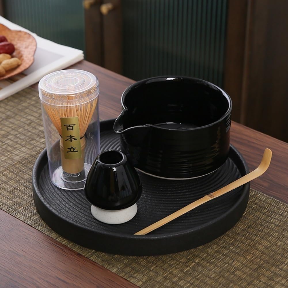【抹茶ボウル 和風茶会 セラミック ブラシツール 茶碗 4点セット ホワイト 通勤用 ギフト プレゼント｜エレガントなデザインでティータイムを演出！】 概要説明：抹茶ボウルとブラシツールが含まれた和風茶会向けのセラミック製4点セット。自然をインスパイアした美しい釉薬の色合いが、抹茶の魅力を引き立てます。通勤や日常使いにも最適で、プレゼントにぴったりな洗練されたデザインです。 ターゲット：メンズ・レディース 使用シーン：おしゃれなティータイム、贈り物、日常使い ● 商品の特長 ● エレガントなデザイン 自然をインスパイアした美しい釉薬の色合いが、抹茶の魅力を引き立てます。現代の生活に完璧にフィットし、洗練されたテイストを演出します。 ● 実用的な注ぎ口 セラミック製の抹茶ボウルは便利な注ぎ口付きで、よりスムーズかつコントロールされた注ぐことができます。偶発的なこぼれや汚れのリスクを減らし、快適な抹茶体験をお楽しみください。 ● 高品質な素材 セラミック製で安全に使用でき、お手入れも簡単です。抹茶の残留物を防ぎ、清潔に保つことができます。 ● 素材 ・セラミック ・竹製ブラシツール ● サイズ ・抹茶ボウル：幅10cm × 高さ6cm ● こんなシーンにおすすめ ・おしゃれなティータイム ・プレゼントや贈り物 ・日常使いや通勤用 締めくくりメッセージ：抹茶ボウルとブラシツールが含まれた4点セットは、洗練されたデザインと実用性を兼ね備えています。通勤や日常使いに最適で、プレゼントにもおすすめです。贅沢なティータイムをぜひご体験ください。 ご注意： ・サイズは手作業のため誤差が生じる場合があります。 ・モニターにより色味が異なる場合があります。色: グリーン色: ブラック色: ホワイト