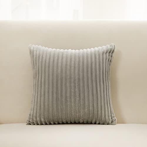 【クッションカバー 43x43cm 北欧風 2枚セット おしゃれ シンプル コーデュロイ 無地 ストライプ モノトーン ナチュラル モダン アクセント ファスナー インテリア】 概要説明：クッションカバーは北欧風のシンプルなデザインで、インテリアのアクセントとして最適です。コーデュロイ素材を使用し、耐久性と洗濯可能なファスナーが特徴です。 43x43cmの2枚セットで、ナチュラルな雰囲気を演出します。 ● 商品の特長 ● 全開ファスナー 洗濯可能で、入れやすく出しやすい仕様です。 ● 北欧風デザイン シンプルかつモダンなインテリアにマッチするデザインです。 ● 耐久性に優れた素材 コーデュロイ素材で、色落ちしにくく、毛玉にもなりにくいです。 ● 素材 ・コーデュロイ ● サイズ ・43x43cm（1枚） ● こんなシーンにおすすめ ・インテリアのアクセントとして ・リラックスしたナチュラルな空間づくり クッションカバーは、北欧風のシンプルなデザインで、インテリアのアクセントとして活躍します。洗濯可能で、使い勝手も良く、リラックスした空間づくりに最適です。ぜひご購入ください。 ご注意： ・本商品はクッションカバーのみの販売です。中身のクッションは含まれておりませんので、あらかじめご了承ください。 ・サイズは手作業のため誤差が生じる場合があります。 ・モニターにより色味が異なる場合があります。色: オフホワイト色: イエロー色: カーキ色: コーヒー色色: ワイン色: ダークグリーン色: ローズレッド色: ダークグレー色: レッド色: ネイビー色: ライトシアン