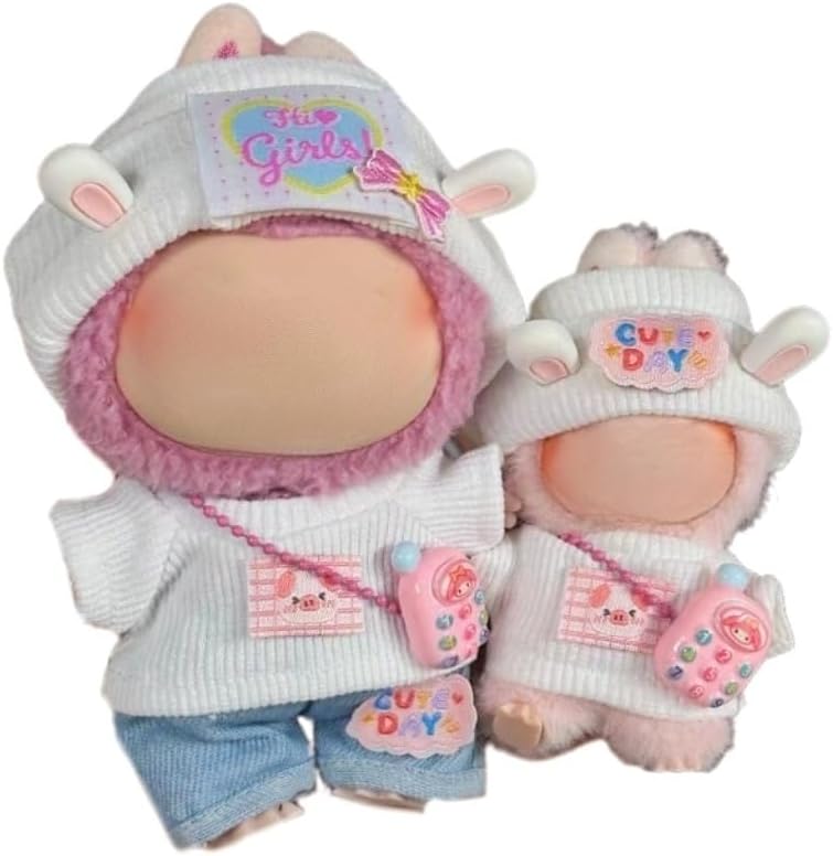 【ラブブ用着せ替え服セット｜かわいいウサギの帽子 ペンダント コスチューム】 概要説明：ラブブ用の着せ替え服セットは、10/17cmの人形対応で、かわいいウサギの帽子やペンダントを含む豊富な装備。子豚の模様が特徴的で、おしゃれかつシンプルな...