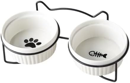 【ペット用食器スタンド&ボウルセット 犬猫対応 陶器製 餌入れ 水飲み おしゃれ シンプル 大容量 カラフル】 概要説明：ペット用食器スタンド&ボウルセットは、犬猫対応で、陶器製の餌入れと水飲みがセット。おしゃれでシンプルなデザインが特徴。大容量で、多用途に使用可能。カラフルで、ペットの食事時間を楽しくします。 ターゲット：犬、猫 使用シーン：室内、家の中、ペットとの時間 ● 商品の特長 ● スタンド付き設計 スタンド（台）が付いており、安定感があり、滑り止め付きで床への傷も防ぎます。 ● 多機能対応 餌入れと水飲みの両方に適しており、ドライフードやウエットフードにも対応。 ● 陶器製で安心 陶器製なので、安全性が高く、耐久性もあります。 ● 素材 ・陶器 ● サイズ ・27.2*10cm ● こんなシーンにおすすめ ・ペットとの日常 ・家での食事タイム ペット用食器スタンド&ボウルセットは、犬猫対応で、陶器製の餌入れと水飲みがセット。おしゃれでシンプルなデザインが特徴。大容量で、多用途に使用可能。ぜひご検討ください。 ご注意： ・サイズは手作業のため誤差が生じる場合があります。 ・モニターにより色味が異なる場合があります。 ・商品到着時に万が一破損や不具合がございましたら、大変お手数ではございますが、何卒当店までご連絡くださいませ。誠心誠意対応させていただきますので、よろしくお願い申し上げます。