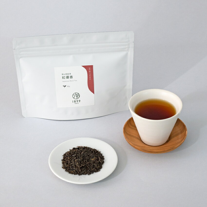 商品情報名称和紅茶 紅優香 リーフ50g リーフ20g原材料名和紅茶 紅優香 (国産)内容量リーフ50g リーフ20g保存方法高温多湿を避け移り香にご注意ください。販売者株式会社1899ホスピタリティ東京都千代田区神田駿河台3-4TEL：03-3253-2330　FAX：03-3253-2067製造者有限会社宮野園埼玉県狭山市北入曽25-2和紅茶 狭山茶 狭山産 高級 アイスティー ホットティー オフィス ギフト プレゼント 狭山和紅茶 紅優香 リーフ 50g 20g 渋みが少なくやわらかな香りとマイルドな甘みが特徴の和紅茶紅優香。ギフトにも最適です！ 【商品のご注文・発送について】 こちらの商品はヤマト運輸の「ネコポス便」でのお届けとなります。 以下発送に関しての注意事項をご確認の上、ご注文をお願いいたします。 ・商品はポストへの投函でのお届けとなります。 ・当店から発送後、1日～2日程度でのお届けとなります。（一部地域を除く） ・お支払方法は銀行振込・クレジット決済のみとなります。代金引換便・後払い決済はご利用できません。 ・お届け日・時間指定はできません。 ・他商品との同梱は致しかねます。 ・他商品と併せてご購入の場合は宅配便料金にて発送となりますので、あらかじめご了承をお願い申し上げます。 　（合計3,980円以上お買い上げの場合は送料無料） ◆紅優香とは品種『やぶきた』と『さやまかおり』をブレンドした和紅茶です。◆狭山和紅茶　紅優香の味わい◆旨味　●○○○○甘味　●●●●○渋味　●●●○○苦味　●○○○○香り　●●●●●◆おすすめの飲み方（淹れ方）◆（一人分）葉の量：3g湯の量：150ml~200ml※お持ちのカップや湯呑みで1杯分湯の温度：熱湯浸出時間：30秒1．急須に茶葉を3g入れます2．急須に沸かしたお湯を150ml~200ml注ぎます3．急須の蓋をして30秒浸出します4．30秒経過後、急須からカップ（や湯呑み）に注ぎます　　最後の一滴まで注ぎ切りましょうその他のポイント・お湯は一度沸騰させてから使いましょう・2杯分の場合は、茶葉を6g、お湯の量を300mlで淹れることができます。【商品に対するお問い合わせ】TEL：03-3432-1899email：info.hotel1899tokyo@ryumeikan.co.jp 2