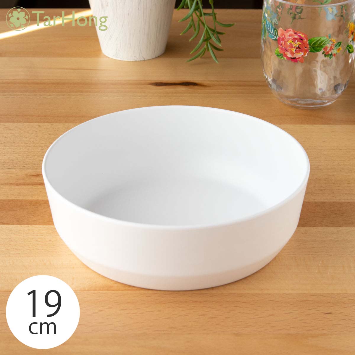 【商品仕様】商品サイズ：18.9×18.9×6cm重量：273g容量：1257ml材質：メラミン樹脂耐熱温度：0〜100℃生産国：中国電子レンジ使用不可食洗機対応【エッジマットシリーズ】エッジマットは、シンプルさと洗練されたデザインが融合した、ミニマルな美しさを持つ食器です。滑らかなホワイトの表面は、どんな料理にも自然に馴染み、食材の美しさを際立たせます。マットな質感が高級感を引き出し、余計な装飾がないことで、さまざまなスタイルのテーブルコーディネートに適応します。【ディナーボウル】ディナーボウルは、パスタやリゾット、カレー、丼ものなど、メインディッシュをたっぷりと盛り付けるのに最適な深めのボウルです。大きめのサイズが特徴で、サラダやスープ、シチューなどの料理にも対応。深さがあるため、ソースや汁気の多い料理もこぼれにくく、食べやすい形状です。【強度に優れたメラミン樹脂】メラミン食器は、軽くて割れにくく、表面硬度も高く傷が付きにくいため長く愛用することができます。熱伝統率が低く熱い料理を盛り付けてもお皿が熱くなりにくく、BPAフリーのため子供から大人まで安心して使用可能。食洗機にも対応しているため料理から配膳、後片付けまで手軽に行え家事の負担を軽減します。発色が良く表現力豊かな材質で、アボードホームウェアならではのユニークなデザインを忠実に再現できます。【アボードホームウェアとは】アボードホームウェア(ABODE HOMEWARES)は、ロサンゼルス生まれのユニークなデザインと、環境への優しさを融合させたテーブルウェアブランドです。多様性溢れる都市からインスパイアされ生まれたデザインと、1956年から樹脂製食器の製造を手掛ける技術力が織りなす独創的な食器は、世界中で高い評価を得ています。独自の世界観に最新のトレンドをミックスして毎年新作を発表しており、ファッションのように選び楽しむ新しい食文化をお届けします。【ご注意】・サイズや重量は多少の誤差が生じる場合がございます。・色の見え方が実物と若干異なる場合がございます。・変色の原因となりますので、塩素系漂白剤の使用はお止めください。・キズの原因となりますので、洗浄の際はたわしやクレンザーなど硬く研磨性のあるものは使用しないでください。・オーブンや業務用食洗機(乾燥機)での使用はできません。▽関連商品▽ サラダプレート 21cm ディナープレート 27cm ディナーボウル 19cm ローボウル 20cm サーバーボウル 30cm