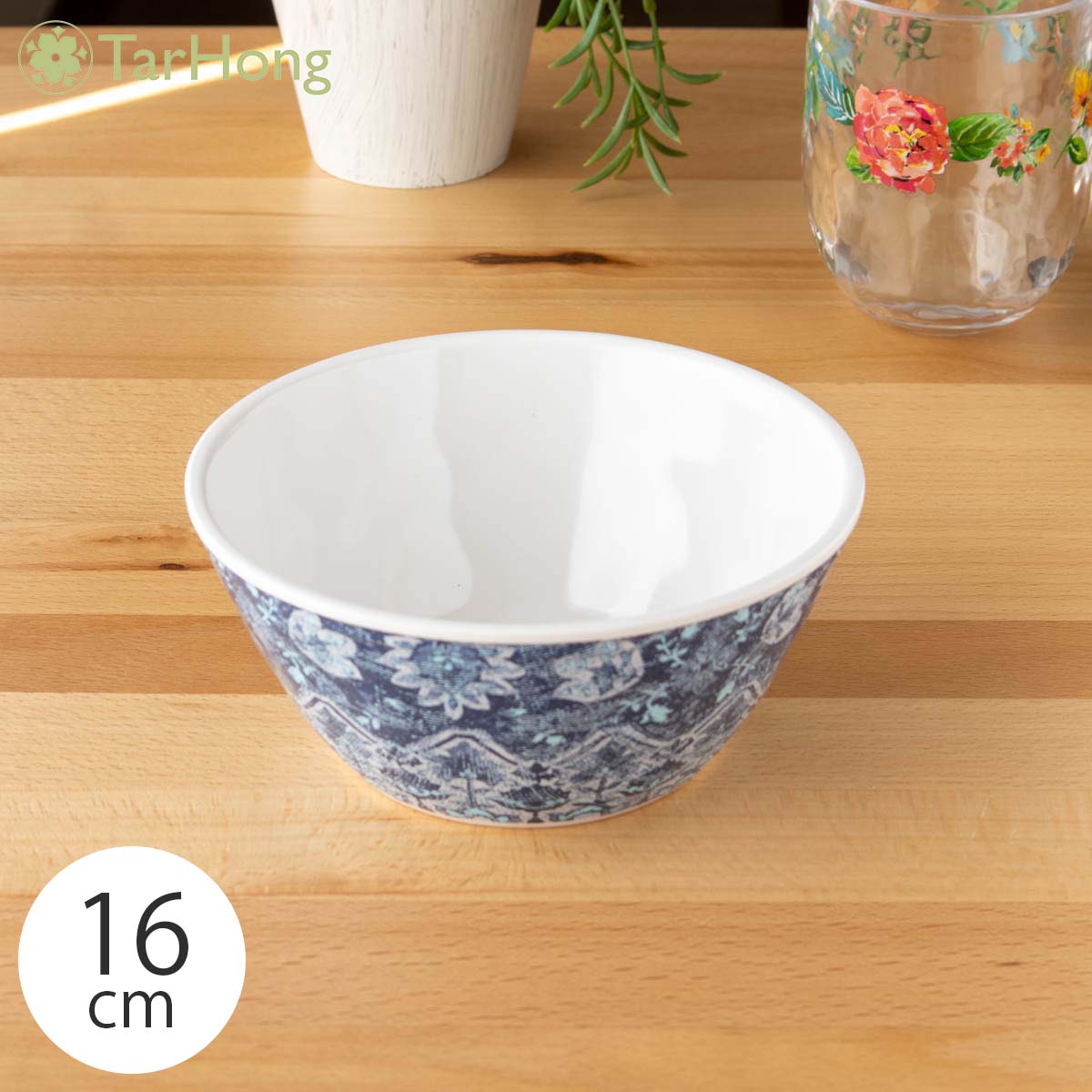 【商品仕様】商品サイズ：15.6×15.6×7cm重量：320g容量：695ml材質：メラミン樹脂耐熱温度：0〜100℃生産国：中国電子レンジ使用不可食洗機対応【アトランティックブルーメダリオンシリーズ】アトランティックブルーメダリオンは、深みのあるブルーに繊細な模様が施された、目を引く美しいデザインが特徴です。幾何学的なパターンとクラシカルなメダリオンモチーフが調和し、異国情緒漂うエレガントな印象を与えます。まるでタイルアートのような複雑なデザインが食卓を華やかに彩り、視線を引き付けます。【シリアルボウル】シリアルボウルは、シリアルやグラノーラ、ヨーグルトにぴったりのサイズで、朝食に欠かせないアイテムです。適度な深さがあり、ミルクやフルーツをたっぷり入れてもこぼれにくいデザインが特徴。スープやサラダ、デザートなど、軽食を手軽に盛り付けるのにも最適で、忙しい朝やリラックスしたランチタイムに幅広く活躍します。【強度に優れたメラミン樹脂】メラミン食器は、軽くて割れにくく、表面硬度も高く傷が付きにくいため長く愛用することができます。熱伝統率が低く熱い料理を盛り付けてもお皿が熱くなりにくく、BPAフリーのため子供から大人まで安心して使用可能。食洗機にも対応しているため料理から配膳、後片付けまで手軽に行え家事の負担を軽減します。発色が良く表現力豊かな材質で、アボードホームウェアならではのユニークなデザインを忠実に再現できます。【アボードホームウェアとは】アボードホームウェア(ABODE HOMEWARES)は、ロサンゼルス生まれのユニークなデザインと、環境への優しさを融合させたテーブルウェアブランドです。多様性溢れる都市からインスパイアされ生まれたデザインと、1956年から樹脂製食器の製造を手掛ける技術力が織りなす独創的な食器は、世界中で高い評価を得ています。独自の世界観に最新のトレンドをミックスして毎年新作を発表しており、ファッションのように選び楽しむ新しい食文化をお届けします。【ご注意】・サイズや重量は多少の誤差が生じる場合がございます。・色の見え方が実物と若干異なる場合がございます。・変色の原因となりますので、塩素系漂白剤の使用はお止めください。・キズの原因となりますので、洗浄の際はたわしやクレンザーなど硬く研磨性のあるものは使用しないでください。・オーブンや業務用食洗機(乾燥機)での使用はできません。▽関連商品▽ サラダプレート 22cm ディナープレート 27cm シリアルボウル 16cm サーバーボウル 35cm