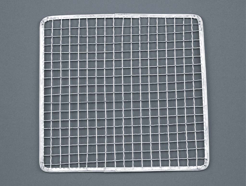 ●型番：S-15●サイズ300×300(mm)●重量：18kg●材質亜鉛引ブリキ渕巻●φ1.2×10mm目(クリンプ目)●焼アミを多量、頻繁に使用する焼肉屋にお推めです。●安価の為、使いすてとしても使用できます。※商品画像はメーカー提供の代表画像を使用しております。複数掲載の画像でも、単品販売の場合がございます。サイズ・カラー・型番・付属品等は商品名・商品説明欄をご確認ください。※製造時期により、パッケージや商品の規格が異なる場合がございます。予めご了承ください。ご不明点などございましたらいつでもお気軽にお問い合わせくださいませ。