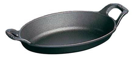 ●型番：40509-342●サイズ底寸：280×185(mm)●内寸321×226×H46(mm)●重量：2.3kg●容量：1.75L●電磁調理器：200V●オーブン：対応●三ツ星シェフが大絶賛。ミシュランの星付有名レストランの数多くのシェフが好んで使用するストウブ社(本社：フランスチュルケムTURCKHEIm)●ストウブ社の製品は独自の黒マットエマイユ加工により、さらに使いやすさがアップします。従来のホーロー加工とは異り、ザラザラ感を出しています。油が馴染みやすく焦げ付きません。しかも、使用方法やお手入れ方法は簡単で、食物の酸にも負けません。●200V電磁調理器は非常にパワーがある為、鍋の変形防止・安全面からボリュームは中以下で、鍋の状態、内部の温度には細心の注意をお願いします。※商品画像はメーカー提供の代表画像を使用しております。複数掲載の画像でも、単品販売の場合がございます。サイズ・カラー・型番・付属品等は商品名・商品説明欄をご確認ください。※製造時期により、パッケージや商品の規格が異なる場合がございます。予めご了承ください。ご不明点などございましたらいつでもお気軽にお問い合わせくださいませ。