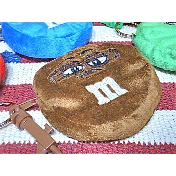 大人気m&m's!! そう!アメリカ出身のこのキャラクター 日本でも大人気!! チャック式なので中身が落ちる心配もありません。 どこにでも簡単に着脱可能で キーホルダーのようにバッグに付けちゃうのもアリです!! そして何より障り心地がハンパない(笑) SIZE:直径11cm こちらもオススメ↓ m&m's こちらもオススメ↓ バッジ・キーホルダー こちらもオススメ↓ 文具・小物