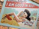 【TIME SALE】アメリカン雑貨 アンティークプレート I AM GOOD IN BED 看板 メタルサイン ポスター 壁飾り 店舗 ガレージ ディスプレイ