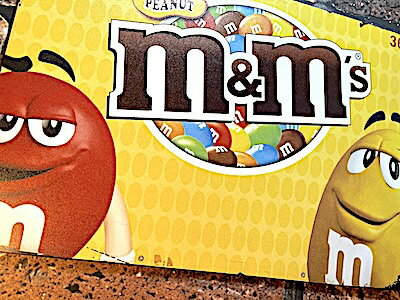 m&m's グッズ アメリカン雑貨 ブリキ看板 エムアンドエムズ チョコ ヨコ 海外 ポスター アート A4サイズ メタルサイン 壁飾り パブ バー 店舗 ガレージ ディスプレイ