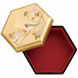 花見鳥 小箱「花見鳥」は古くからの日本の伝統美を取り入れてきました。 江戸琳派の画家「鈴木其一」の作品を原画とし、花にひっそりと鳥が佇む風情を描きました。 小鳥と桜は「擦箔盛り上げ技法」という独特の装飾技法を施しています。メーカー型番…A102-04010 13.8×12×6cm 小箱1個・MDF(金沢箔) 製造国…日本
