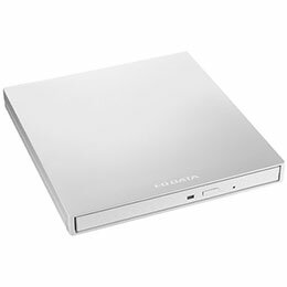 Type-C対応 保存ソフト付きポータブルDVDドライブ ホワイト●USB Type-C/USB Standard A コネクター搭載のパソコン対応 USB Type-CおよびUSB Standard A コネクターを搭載したパソコンの両方でお使いいただけます。 USB Type-Cコネクターは、表と裏の区別がないので、向きを気にせず接続することができます。 ※USB Type-Cで使うときは、添付のC(オス)-A(メス)変換アダプターをご利用ください。 ●データ保存のソフトをダウンロード! 「B's Recorder」は、CD やDVDを焼くディスク作成ソフト(ライティングソフト)の定番です。 ドラッグ&ドロップと1クリックの簡単操作。 ディスクのコピーも簡単。パスワード付きDVDディスクの作成、音楽CDの作成ができます。 ●すぐに使えるDVD-Rメディア添付 バーベイタム製のDVD-Rメディアを1枚添付しているので、別途購入することなくすぐにお使いいただけます。 Vervatim(バーベイタム)はアイ・オー光学ドライブ商品と動作確認済みの推奨メディアとなります。 豊富なラインアップがございます。形式:外付ポータブル 読込み速度:M-DISC×8、DVD±R(1層)(2層)×8、DVD±RW×8、DVD-RAM(片面)(両面)×5、DVD-ROM(1層)(2層)×8 書込み速度:M-DISC×4、DVD+R(1層)×8、(2層)×6、DVD+RW×8、DVD-R(1層)×8、(2層)×6、DVD-RW×6、DVD-RAM(片面)(両面)×5 インターフェイス:USB 3.2 gen 1(USB 3.0)/USB 2.0 コネクタ形状:USB Type-C コネクター 本体サイズ:約 136(W)×146(D)×14(H)mm 本体重量:約270g 付属品:USBケーブル(A-C USB 3.2 gen 1(USB 3.0)、約50cm)、C(オス)-A(メス)変換アダプター、メディア(DVD-R) ※試供品、取扱説明書