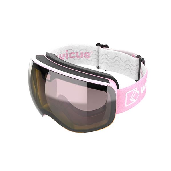 ■サイズ・色違い・関連商品■ピンク[当ページ]■ブルー■ブラック■商品内容1.インテリジェンス光センサーでゴーグルのレンズの濃度を0.1秒で自動調整。太陽光電池で充電不用。2.雪面のぎらつきを防ぐ遮光機能。紫外線カット率も99%。通気口付きでレンズの曇りも防止。3.フィット感抜群の円形レンズで滑走中も視界は常に安定。【スマート液晶調光スキーゴーグル】は光の量に応じ、僅か0.1秒でレンズの色を自動調整してくれるスキー、スノボ用ゴーグルです。照り返しの強い雪山であなたの視界をしっかり守ります。※リターン品の配送が完了するまで株式会社ウイキューダイレクトはZhuhai Wicue Technology Co. Ltdの日本における独占販売権を有する正規代理店です。詳細に関してはページ下部のリスク＆チャレンジをご確認ください。そこで試行錯誤の上誕生したのが、今回ご紹介させていただく『スマート液晶調光スキーゴーグル』プロジェクトです。冬山の天気は変わりやすく、しかも雪面の照り返しがあるため天候や時間帯で光の量の差が激しく、その都度視界を確保するためゴーグルのレンズの色や濃度を交換しなければなりません。【スマート液晶調光スキーゴーグル】は光の量により自動的かつ瞬間的にレンズの濃度を変え、しかも遮光機能やUVカット機能も備えています。きっと応援者の皆様が快適にウィンタースポーツを楽しんでいただけるアイテムになると信じております。雪山は1日で天気が目まぐるしく変わるので、滑り始めは照り返しが強く可視光透過率が低いゴーグルを使っていても、急に曇って暗くて前が見えにくいといったことがしばしば起こります。もちろん紫外線の量でレンズの色の濃度が変わる調光レンズ仕様のゴーグルもありますが、レンズに貼ったフィルムの化学反応に頼っているものは色が変わるまで相応の時間が必要なものもあります。【スマート液晶調光スキーゴーグル】はゴーグルに内蔵したインテリジェンス光センサーで光の量を常時測定し、レンズに貼った液晶フィルムに信号を送り、たった0.1秒でレンズを的確な色調に変える優れもの。可視光率2.5〜25%の間で常に調整してくれます。雪面の照り返しが強く視界がギラつく日でも、偏光機能が付いているので視界は常にくっきりクリア。さらに【スマート液晶調光スキーゴーグル】は紫外線カット率99%。冬は紫外線が少ないとは言っても、雪山は話が別。標高が1000m高くなるごとに紫外線量は10〜12%も増加。そして雪は太陽の光を鏡のように反射するので、何と降り注ぐ紫外線の80%を照り返してきます。紫外線カット率99%の【スマート液晶調光スキーゴーグル】はあなたの目を紫外線からしっかり守ります。【スマート液晶調光スキーゴーグル】は本体にソーラー電池を内蔵しています。ソーラー腕時計と同じで使用中は常に太陽光で発電しているため電池切れの心配がありません。もちろん曇りの日でも充電可能です。また【スマート液晶調光スキーゴーグル】の液晶フィルムはソーラー電池の発電量で十分作動するので充電や電池交換も不要です。スキーやスノボーでは滑走中に雪に交じって飛んでくる小石や小枝が付きもの。通常ゴーグルに使われるアクリルレンズでは簡単にレンズの表面が傷ついてしまいます。【スマート液晶調光スキーゴーグル】はゴーグルの外側のレンズに、耐衝撃に優れたポリカーボネートを使用しています※。ポリカーボネートは防弾素材にも使われ、ハンマーで叩いた程度では割れません。そのため万が一転倒したり障害物に当たったりしても、レンズが割れる心配がありません。※ポリカーボネートは引っかき硬度は低く、鉛筆のHB程度の硬さで傷が付きます。ご注意ください。スキーゴーグルによく使われている平凹シリンドリカルミラーでは視界の歪みが無いものの、上下左右をケースで覆ってしまうので視野が狭くなってしまうこともあります。【スマート液晶調光スキーゴーグル】は円形レンズを採用し、広い視野視界を確保。また円形レンズは眼球のカーブに近いので平面レンズに比べ距離感も掴みやすく、スキーやスノボーでスピードに乗った時に威力を発揮します。さらに円形レンズは平面レンズに比べ、ゴーグル内の容積が大きく、湿気がこもりにくいのが特徴。レンズが曇って視界不良になるのを防ぎます。スキーゴーグルは視界の確保も大切ですが、長時間装着するためフィット感も重要です。【スマート液晶調光スキーゴーグル】はレンズと肌の間に三層構造のスポンジを採用しています。外側のスポンジでレンズをしっかり支え、中央の柔らかいスポンジで圧迫感なく顔の凹凸にしっかりフィット。肌に接する内側のスポンジが、汗で濡れて接触面が不快になるのを防ぎます。また【スマート液晶調光スキーゴーグル】はスポンジの上下に通気性を高めるループホールを設置しました。ゴーグル内に溜まりやすい湿気を外へ逃すので、レンズの曇りを防げます。さらにストラップの内側には滑り止め付き。汗で濡れても滑走中にゴーグルがズレないようにしっかりキープします。【スマート液晶調光スキーゴーグル】は一般のスキーゴーグルと同じようにご使用いただけます。太陽光で発電し、調光機能はインテリジェンス光センサーが自動的に行うため初期設定など必要ありません。【ご注意】表のレンズに使われているポリカーボネートはアルカリに弱い素材です。レンズが皮脂で汚れた場合は、石鹸などアルカリ系洗浄剤は使わず、食器用の中性洗剤で水洗いし、柔らかい布で拭いて乾かしてください。あなたの視界を守る【スマート液晶調光スキーゴーグル】で快適なスキーやスノーボードをお楽しみください。■商品スペックフレーム：ピンク素材：フレーム/GrilamidTR、レンズ/液晶調光フイルム、プラスチック、ポリカーネート調光速度：0.1秒【1.保証対象】本製品は、株式会社ウィキューダイレクトによって確認された製造上の欠陥に対して、無償で交換をいたします。又、取扱説明書の「安全上の注意」に従った正常な使用状態で、保証期間内に故障した場合、無償で修理を行います。尚、交換・修理はサングラス本体のみを対象とし、付属品に関しましては対象外といたします。【2.保証期間】(1)交換保証期間 お買い上げ日より7日間です。(2)修理保証期間 お買い上げ日より1年間です。【3.交換・修理条件】(1)交換条件 梱包物が全て揃っていること。外観が傷ついていない事、汚れていないこと。本書と購入時のレシートをご提示いただくこと。注1：製品の色の交換は保証対象外です。注2：製品を購入する際には、外観が損傷していないか確認をしてください。購入後の製品外観の損傷は保証の対象外です。(2)修理条件 取扱説明書の「安全上の注意」に従った正常な使用状態で、保証期間内に故障した場合(主に調光レンズが機能しない場合)。製品のシリアル番号が外箱のシリアル番号と一致していること。本書と購入時のレシートをご提示いただくこと。3.保証の手引き 故障及び不具合を確認された場合は、本製品・本書・購入時のレシートをご用意の上、販売店にご連絡ください。販売店を通じて、株式会社ウィキューダイレクトにて確認をさせて頂きます。【4.保証対象外】保証期間内でも以下の場合は有償修理とさせて頂きます。(1)使用上の誤りや不当な修理、改造による故障及び損傷。(2)お買い上げ後の輸送、落下等による故障及び損傷。(3)火災、地震、風水害、落雷、異常電圧、その他天災地変、公害やその他の外部要因による故障及び損傷。(4)本書と購入時のレシートのご提示がない場合。【5.有償修理】保証期間を超える製品につきましては、正常な使用状態で故障した場合有償で修理を致します。※サイズ・重量の記載がある場合は概算表記です。■送料・配送についての注意事項●本商品の出荷目安は【4 - 6営業日　※土日・祝除く】となります。●お取り寄せ商品のため、稀にご注文入れ違い等により欠品・遅延となる場合がございます。●本商品は仕入元より配送となるため、沖縄・離島への配送はできません。[ VR2101-PK ]