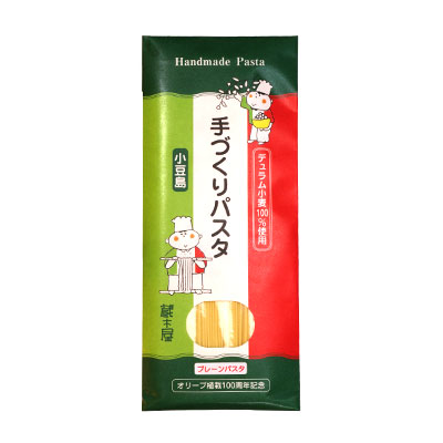 商品説明 内容量 150g 原材料 小麦粉、食塩、食用オリーブ油 保存方法 直射日光及び高温多湿を避けて保存してください。 賞味期限 別途商品に記載 特徴 北米産デュラム小麦が100％、小豆島に400年伝わる伝統の「手延べ製法」で製造されたパスタ。 商品説明 名　称 スパゲッティ 原材料 小麦粉、食塩、食用オリーブ油 ※同一工場にてそばも生産しています。 内容量 150g 賞味期限 別途商品に記載 保存方法 直射日光及び高温多湿を避けて保存してください。 製造者 株式会社甚助 香川県小豆郡土庄町肥土山甲1797-10 特　徴 北米産デュラム小麦が100％、小豆島に400年伝わる伝統の「手延べ製法」で製造されたパスタ。手づくりパスタは食べるとモチモチッ。 あれ？普通のパスタより少し柔らかい？と一口目は感じますが食べているうちに麺のコシがクセになる。