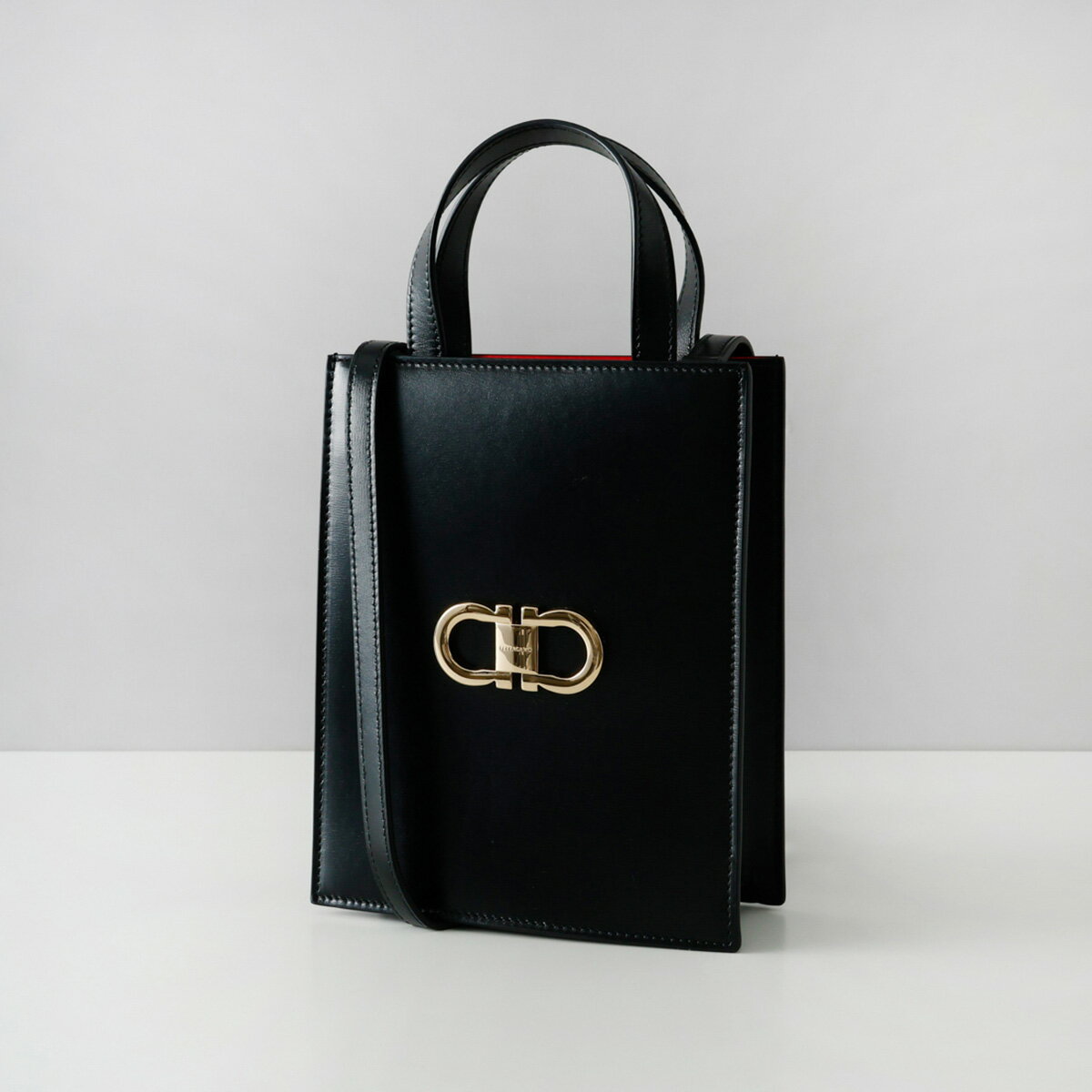 フェラガモ FERRAGAMO バッグ ハンドバッグ ブラック トートバッグ ショルダーバッグ ガンチーニ ロゴ レザー 本革 NERO/FLAME RED/FLAME RED 人気 おしゃれ ブランド 高級 218358 771687 001 G.FLAT NS レディース