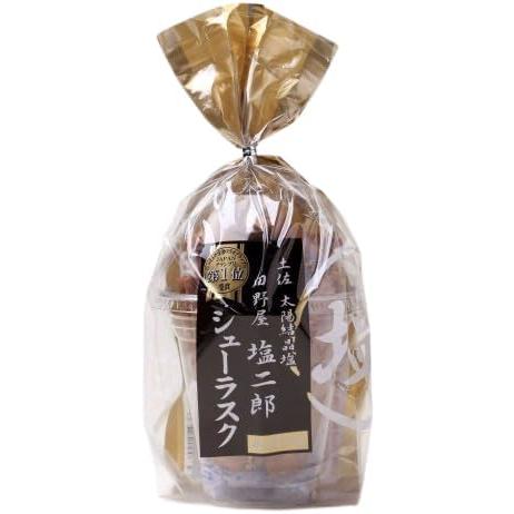 商品詳細 内容量 54g 原材料 マーガリン（国内製造）・卵・アーモンドスライス・乳等を主要原料とする食品・小麦粉・砂糖・牛乳・塩・こんにゃく粉加工品（粉あめ・こんにゃく粉）／トレハロース・乳化剤・香料・乳清ミネラル・アナトー色素・（一部に乳成分・卵・小麦・大豆・アーモンドを含む） 保存方法 直射日光、高温多湿を避けて保存してください。 賞味期限 約10日 【栄養成分表示（100g当たり）】 ■エネルギー　617.6kcal ■たんぱく質　8.6g ■脂質　49.0g ■炭水化物　37.5g ■食塩相当量　0.56g高知県田野町が誇る「完全天日塩　田野屋塩二郎」を使用し、パティシ エ達が手作業で丁寧に炊き上げた塩キャラメルと濃厚に絡めたシューラ スクが誕生しました。おみやげグランプリ2018で第1位受賞、にっぽん の宝物2016第1位受賞など、グランプリを受賞した逸品を是非お召し上 がり下さい。 【田野屋塩二郎の塩とは…】 日本国内で流通している塩のほとんどは、機械でろ過した海水を釜で炊 き上げて蒸発させる方法で作られていますが、塩二郎の塩は完全天日塩 と言い、太陽光と潮風の自然の力だけで作られますが、天日塩の作り方 にも違いはあります。一般的な方法は、採かんタワーを利用する方法で、 採かんタワーとは、網状になったネットを内側に張り巡らせた高さ数メー トルのタワーのことです。ポンプで汲み上げた海水をそのタワーに向けて 放水すると、放水された海水がネットを伝って下に落ち、落ちていく間に 太陽と潮風に晒されて徐々に蒸発します。これを繰り返すことにより高濃 度の「かん水」が作られ、かん水から天日塩をつくるのが大半です。塩二 郎の製塩所にも採かんタワーはありますが、塩二郎は採かんタワーを使わ ずに塩を作ることがほとんどとの事です。その理由は、合理性を優先して 塩作りの工程を増やせば増やすほど不純物が加わる上、海水に含まれる養 分を損なってしまう為、採かんタワーを利用すれば1～2ヶ月程度で塩がで きますが、塩二郎のように太陽光と潮風のみだと最低でも3ヶ月という時間 を要します。毎日欠かさず、1～1.5時間おきにビニールハウス内の木箱に入 った海水を、手でやさしく攪拌します。 塩二郎の塩は、海水と塩二郎の愛情のみで育ったこだわり抜いた逸品です。 こだわりの逸品を、自分用やお世話になった方の贈り物にお届けしてみては いかがでしょうか。 【発送の注意事項】 ※不在等で商品の受け取りをせず返送された場合、 　食品は賞味期限があるため、返金、再発送はできません。 　（再注文をお願いしています。）