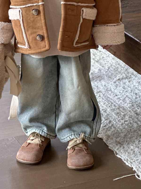 ・カテゴリ: 子供パンツ・スタイル: 韓国風ベーシック・主な素材: デニム(綿80%)・丈: ロング・対象: 男女兼用・対象年齢: 3〜8歳・柄: ストライプ、ソリッド・要素: スポーツ、可愛い、ツートン、トレンド・ウエスト位置: 中腰・腰タイプ: ゴムバンド・カラー展開: ブルーストライプホワイト・サイズ展開: 90cm、100cm、110cm、120cm、130cm、140cm・素材加工: 磨毛、柔軟処理、酵素洗