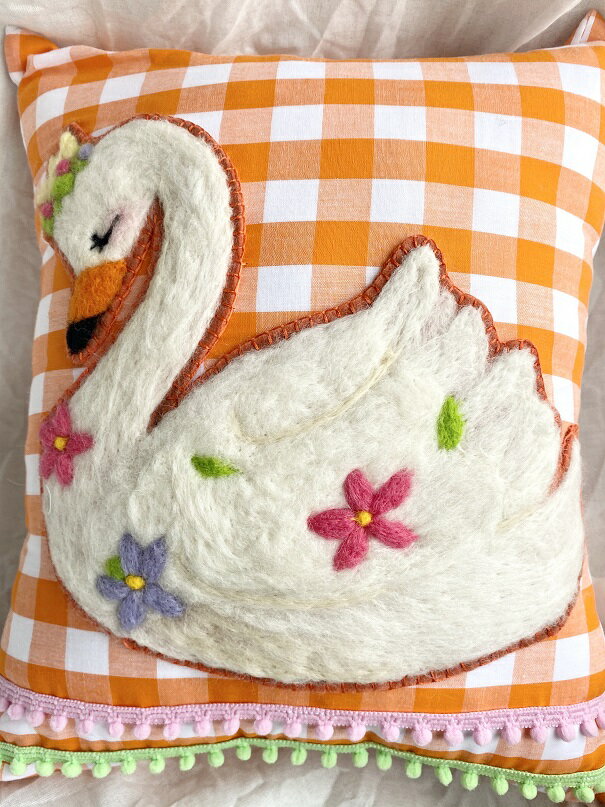 Rakuten - May　ハンドメイド　刺繍クッション　白鳥　可愛い　インテリア雑貨　バレエ雑貨