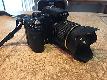 【中古】FUJIFILM デジタルカメラ FinePix ファインピックス S9100 FX-S9100【メーカー名】【メーカー型番】【ブランド名】富士フイルム(FUJIFILM) コンパクト 【商品説明】FUJIFILM デジタルカメラ FinePix ファインピックス S9100 FX-S9100画像はイメージ写真ですので付属品など画像の通りではないこともございます。付属品については商品タイトルに記載がない場合がありますので、ご不明な場合はメッセージにてお問い合わせください。当店ではレコード盤には商品タイトルに［レコード］と表記しております。表記がない物はすべてCDですのでご注意ください。当店では初期不良に限り、商品到着から7日間は返品を 受付けております。お問い合わせ・メールにて不具合詳細をご連絡ください。他モールとの併売品の為、完売の際はキャンセルご連絡させて頂きます。中古品の商品タイトルに「限定」「初回」「保証」「DLコード」などの表記がありましても、特典・付属品・帯・保証等は付いておりません。電子辞書、コンパクトオーディオプレーヤー等のイヤホンは写真にありましても衛生上、基本お付けしておりません。※未使用品は除く品名に【import】【輸入】【北米】【海外】等の国内商品でないと把握できる表記商品について国内のDVDプレイヤー、ゲーム機で稼働しない場合がございます。予めご了承の上、購入ください。掲載と付属品が異なる場合は確認のご連絡をさせて頂きます。ご注文からお届けまで1、ご注文⇒ご注文は24時間受け付けております。2、注文確認⇒ご注文後、当店から注文確認メールを送信します。3、お届けまで3〜10営業日程度とお考えください。輸入商品は10営業日から30営業日前後でのお届けとなります。4、入金確認⇒前払い決済をご選択の場合、ご入金確認後、配送手配を致します。5、出荷⇒配送準備が整い次第、出荷致します。配送業者、追跡番号等の詳細をメール送信致します。6、到着⇒出荷後、1〜3日後に商品が到着します。　※離島、北海道、九州、沖縄は遅れる場合がございます。予めご了承下さい。お電話でのお問合せは少人数で運営の為受け付けておりませんので、お問い合わせ・メールにてお願い致します。★お客様都合によるご注文後のキャンセル・返品はお受けしておりませんのでご了承ください。0