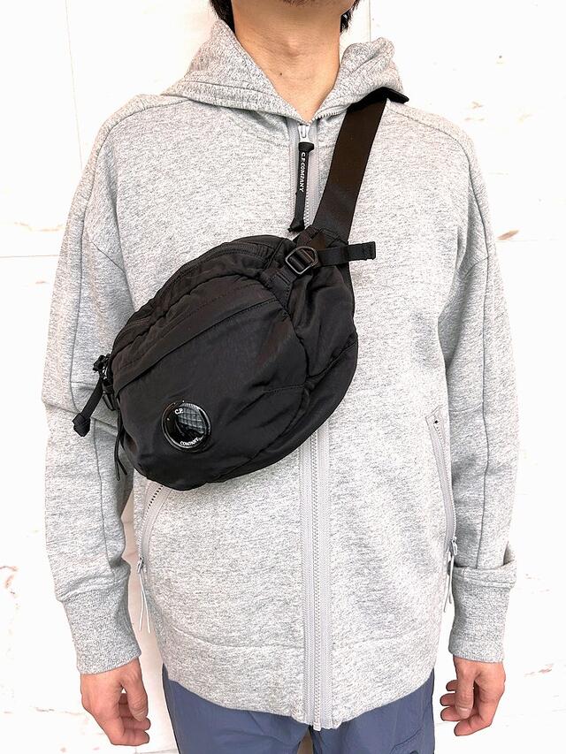Rakuten - C.P.COMPANY(シー・ピー・カンパニー）【NYLON B CROSSBODY PACK】ナイロン”B”クロスボディパック★BLACK★