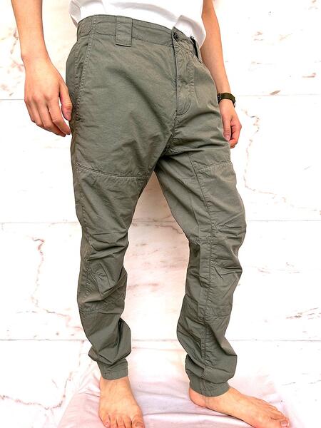 C.P.COMPANY(シー・ピー・カンパニー）【COTTON GABARDINE ERGONOMIC PANTS】コットン ギャバジン エルゴノミック パンツ★THYME-OLIVE KHAKI★