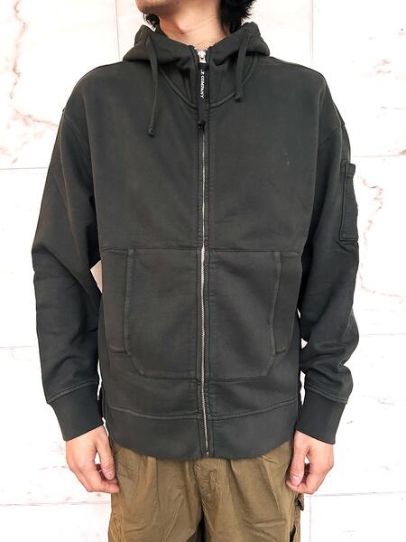 ※メーカー希望小売価格はメーカー商品タグに基づいて掲載しています※当店はC.P.COMPANY正規代理店契約ショップです※★☆★2025-26年F/W COLLECTION!!★☆★■「男のワードローブにトラディショナルな服を」という考えのもと、1976年にイタリア、ボローニャでスタートした”C.P.COMPANY”。●ミディアムウエイトの起毛した斜め織りのコットン、"ダイアゴナル起毛フリース"を使用したゴーグル+レンズ付きフーデットスウェット。柔らかな生地は快適で動きやすい。"C.P.カンパニー"のアイコンである調節可能なゴーグル付きフードにカンガルーポケット、そしてこのモデルのみ左袖にもう一つのアイコンでもある”ゴーグルレンズ”が付いたスペシャルなボックスシルエットのジップアップフーディースウェットです。 【生地】コットン 100% MADE IN TURKEY サイズ 着丈 身幅 肩幅 袖丈 M 70cm 116cm 58cm 60cm L 71cm 126cm 62.5cm 61cm XL 72cm 133cm 63.5cm 61.5cm 【モデル】身長174cm、体重53kg、バスト88cm、ウエスト71cm、サイズM着用◆モデル着用ボトムス◆