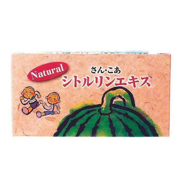 さん・こあ ナチュラルシトルリンエキスは、厳選した国産スイカを丸ごと（果肉・皮・種）使用し、60日以上かけてじっくりと低温熟成させた濃縮エキスです。 ・国産スイカ100%・丸ごと熟成 創業以来、原料のスイカは全て国産スイカのみを使用。果肉・皮・種を贅沢にすべて使用し、スイカが持つ自然の成分をそのままお届けします。残留農薬検査を毎年実施し、品質確認を行っています。 ・60日以上の低温熟成 スイカ丸ごとエキスを60日以上かけてじっくりと低温酵素発酵させています。手間のかかる工程ですが、素材本来の力を引き出すためのこだわりです。 ・伝統の鉄釜製法 熟練の職人が鉄釜で状態を見極めながら丁寧に仕上げる、代々受け継がれた製法。現代的な効率よりも、素材本来の味わいを大切にしています。 ・ペースト状・分包タイプ 余計な添加物を配合しなくてもよいペースト状で製品化。1日1?3包を目安に、多めの水分と一緒にそのままお召し上がりいただける分包タイプで、毎日続けやすく持ち運びにも便利です。 ・保存料・着色料・甘味料不使用 国産スイカのみのシンプルな原材料。余計なものは一切加えていません。 ＜さん・こあについて＞ 素材本来の力を信じる職人の手仕事。創業以来、一貫して「自然の恵みをそのままに」という姿勢で商品作りを続けています。あえて手間のかかる鉄釜を使用し、熟練の職人が状態を見極めながら丁寧に仕上げる、代々受け継がれたこだわりが息づいています。 ■商品名：さん・こあ ナチュラルシトルリンエキス 120g 4g×30包 国産スイカ100% 60日以上低温熟成 鉄釜製法 保存料不使用 着色料不使用 甘味料不使用 ■原材料名：国産スイカ（果肉・皮・種） ■内容量：120g（4g×30包入り） ■お召し上がり方：1日1?3包を目安に、多めの水分と一緒にそのままお召し上がりください。 ■賞味期限：要確認（パッケージをご確認ください） ■保存方法：直射日光・高温多湿を避け常温保存 ■メーカー或いは販売者：株式会社さん・こあ ■製造国：日本 ■区分：食品（濃縮スイカエキス） 栄養成分表示（100gあたり） シトルリン：200mg / タンニン：2,060mg / リコピン：24.1mg / カリウム：2,920mg【免責事項】 ※複数店舗を運営しているためタイミングによっては欠品お取り寄せ、キャンセルさせていただく場合がございます。 ※リニューアル等による商品内容（価格、容量、パッケージ、原料等）の変更。 ※メール便配送に関する一切の補償。ポスト投函（厚さ3cm以下）となるため簡易包装、一部パッケージを開封し梱包させていただく場合もございます。 ※気温差による不具合（チョコレート、グミ、飴などが溶けていた、など）。常温保存商品のクール便配送は承ることができません。 ※記載の賞味期限は製造日からの日数です。実際の期日についてはお問い合わせください。