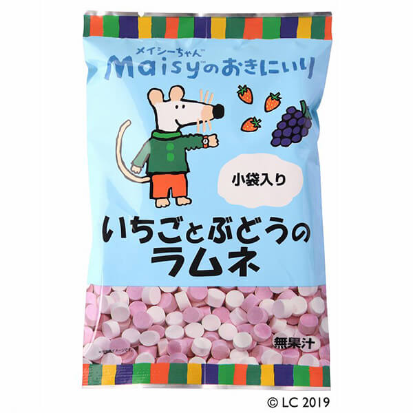 メイシーちゃんのおきにいり いちごとぶどうのラムネはいちご味とぶどう味の2種類のラムネが小袋に各2袋ずつ入ったラムネです。 メイシーちゃんのおきにいりシリーズは原材料のもつ自然なおいしさにこだわりました。 携帯に便利です。 ブドウ糖を使わずに作りました。昔ながらの味をお楽しみ下さい。 砂糖は北海道産てんさい糖使用。 香料はいちご・ぶどうの果実より抽出されたものです。 メイシーちゃんといっしょに楽しいおやつタイム！ 対象年齢（目安）：1才頃から。 ＜創健社について＞ 半世紀を超える歴史を持つこだわりの食品会社です。 創業の1968年当時は、高度経済成長期の中、化学合成された香料・着色料・保存料など食品添加物が数多く開発され、大量生産のための工業的製法の加工食品が急速に増えていました。 創業者中村隆男は、「食べもの、食べ方は、必ず生き方につながって来る。食生活をととのえることは、生き方をととのえることである。」と提唱し、変わり行く日本の食環境に危機感を覚え、より健康に繋がる食品を届けたいと願って創健社を立ち上げました。 いまでこそ持続可能な開発目標（SDGs）として取り上げられているようなテーマを、半世紀を超える歴史の中で一貫して追求してまいりました。 世の食のトレンドに流されるのではなく、「環境と人間の健康を意識し、長期的に社会がよくなるために、このままでいいのか？」と疑う目を持ち、「もっとこうしたらいいのでは？」と代替案を商品の形にして提案する企業。 わたしたちはこの姿勢を「カウンタービジョン・カンパニー」と呼び、これからも社会にとって良い選択をし続ける企業姿勢を貫いて参ります。 ■商品名：お菓子 子供 1歳 メイシーちゃんのおきにいり いちごとぶどうのラムネ 創健社 国産 小分け 送料無料 ■内容量：80g（20g×2×2種） ■原材料名：砂糖［てんさい（北海道）］、コーンスターチ：遺伝子組換えでない（アメリカ他海外）／酸味料〔クエン酸［甘藷（九州）、タピオカ（タイ）]〕、香料［いちご（アメリカ）、ぶどう（アメリカ他海外）］、着色料［ベリー色素（欧州）、ブドウ色素（フランス）］ ■アレルゲン（28品目）：なし ■分析データ：(株)品質安全研究センター 1袋（20g）あたり エネルギー：77kcal たんぱく質：いちご0.02g 脂質：いちご 0g 炭水化物：いちご19.3g ナトリウム：いちご 0.1g エネルギー：ぶどう 77kcal たんぱく質：ぶどう 0.02g 脂質：ぶどう 0g 炭水化物：ぶどう 19.2g 食塩相当量：ぶどう 0.1g 食塩相当量は推定値です。 ■メーカー或いは販売者：創健社 ■賞味期限：製造日より180日 ■保存方法：直射日光・高温多湿を避け常温暗所保存 ■区分：食品 ■製造国：日本 ■注意事項：開封後はなるべく早くお召し上がり下さい。本品製造工場では「乳成分」・「小麦」を含む製品を生産しています。【免責事項】 ※記載の賞味期限は製造日からの日数です。実際の期日についてはお問い合わせください。 ※自社サイトと在庫を共有しているためタイミングによっては欠品、お取り寄せ、キャンセルとなる場合がございます。 ※商品リニューアル等により、パッケージや商品内容がお届け商品と一部異なる場合がございます。 ※メール便はポスト投函です。代引きはご利用できません。厚み制限（3cm以下）があるため簡易包装となります。 外装ダメージについては免責とさせていただきます。