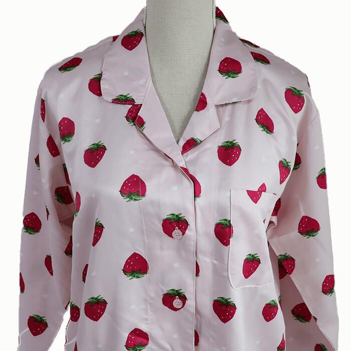 サテン素材のいちご柄ナイトウェア_かわいいおしゃれなナイトウェア_いちご柄_新生活にあわせてルームウェアも新しく_贈り物に_パジャマ_部屋着_ルームウェア_寝巻き_快眠_睡眠の質向上_嬉しいギフト_プレゼント_女の子彼女母家族