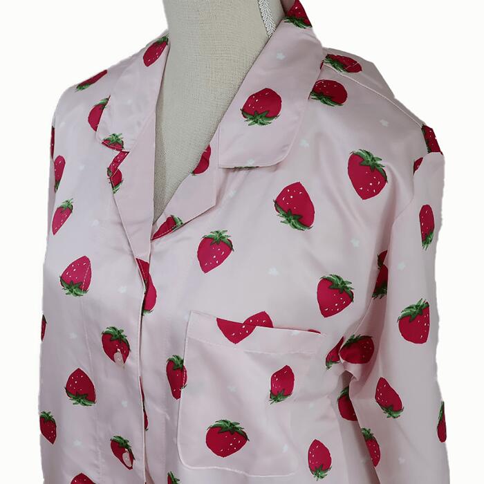 サテン素材のいちご柄ナイトウェア_かわいいおしゃれなナイトウェア_いちご柄_新生活にあわせてルームウェアも新しく_贈り物に_パジャマ_部屋着_ルームウェア_寝巻き_快眠_睡眠の質向上_嬉しいギフト_プレゼント_女の子彼女母家族