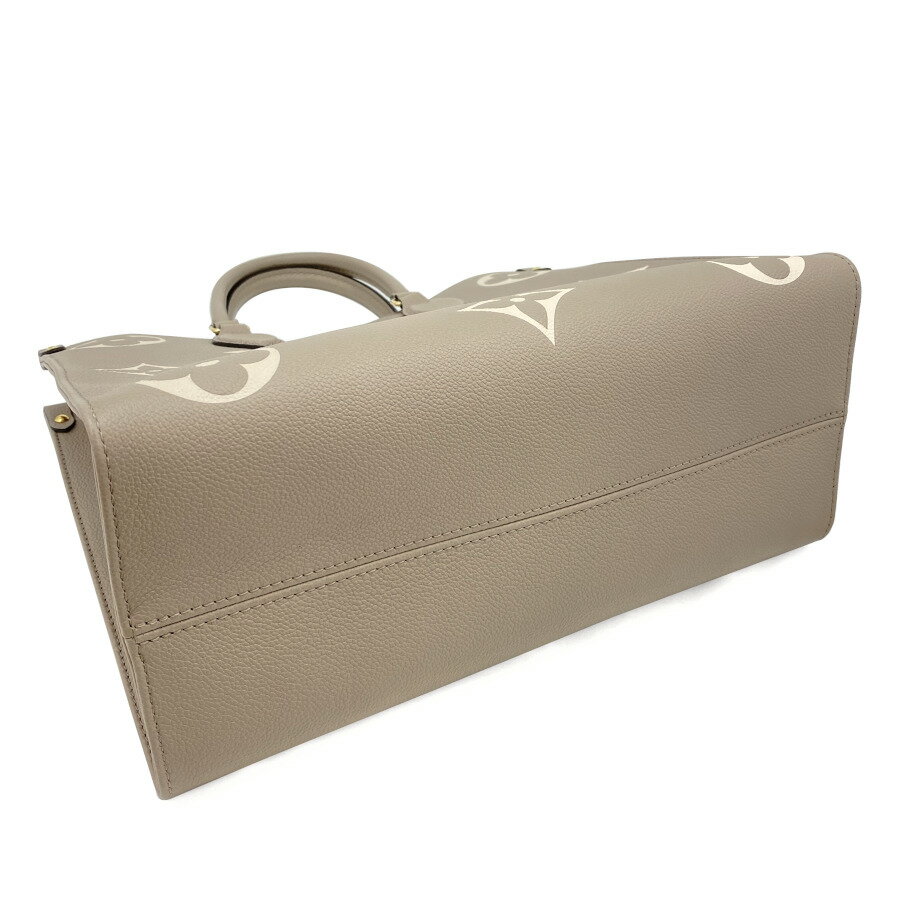 ルイヴィトン LOUIS VUITTON オンザゴー MM ハンドバッグ ショルダーバッグ 2WAY バイカラー モノグラム アンプラント トゥルトレール クレーム ベージュ M45494 VUITTON オンザゴー MM モノグラム クレーム LOUIS バイカラー アンプラント トゥルトレール ベージュ ブランドLOUIS ルイヴィトン商品名オンザゴー MM品番M45494サイズ約 横35cm×縦27cm×マチ14cmロングハンドル頂点からバッグ上部まで：24cmカラートゥルトレール 金具：ゴールド お使いのモニタにより色合いに違いがある場合がございます 素材バイカラー アンプラントレザー仕様開閉種別：フック内部：ファスナーポケット フラットポケット×2 ロングハンドル×2外部： その他： 付属品保存袋詳細説明長短2種類のハンドルで 手持ちやショルダーバッグとしてもお楽しみいただけるミディアムサイズの しなやかなグレインカーフレザーに ミディアムサイズのモノグラム･パターンをプリントとエンボス加工であしらいました 収納力に優れ ノートパソコンなどビジネスの必需品も持ち運べる汎用性の高さも魅力 日常使いに最適なバッグです 注意事項代引き手数料を含むご請求総額がを超える場合は 代金引換決済をご利用頂けません システム上 代引きでの注文が出来ますが注文は一度キャンセルさせていただきます 別の決済方法をお選び頂き再度ご注文いただきますようお願いいたします