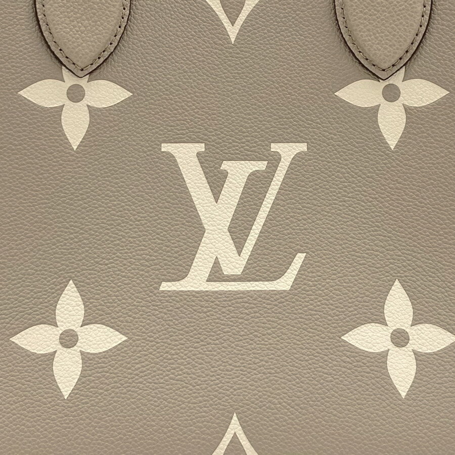 ルイヴィトン LOUIS VUITTON オンザゴー MM ハンドバッグ ショルダーバッグ 2WAY バイカラー モノグラム アンプラント トゥルトレール クレーム ベージュ M45494 VUITTON オンザゴー MM モノグラム クレーム LOUIS バイカラー アンプラント トゥルトレール ベージュ ブランドLOUIS ルイヴィトン商品名オンザゴー MM品番M45494サイズ約 横35cm×縦27cm×マチ14cmロングハンドル頂点からバッグ上部まで：24cmカラートゥルトレール 金具：ゴールド お使いのモニタにより色合いに違いがある場合がございます 素材バイカラー アンプラントレザー仕様開閉種別：フック内部：ファスナーポケット フラットポケット×2 ロングハンドル×2外部： その他： 付属品保存袋詳細説明長短2種類のハンドルで 手持ちやショルダーバッグとしてもお楽しみいただけるミディアムサイズの しなやかなグレインカーフレザーに ミディアムサイズのモノグラム･パターンをプリントとエンボス加工であしらいました 収納力に優れ ノートパソコンなどビジネスの必需品も持ち運べる汎用性の高さも魅力 日常使いに最適なバッグです 注意事項代引き手数料を含むご請求総額がを超える場合は 代金引換決済をご利用頂けません システム上 代引きでの注文が出来ますが注文は一度キャンセルさせていただきます 別の決済方法をお選び頂き再度ご注文いただきますようお願いいたします